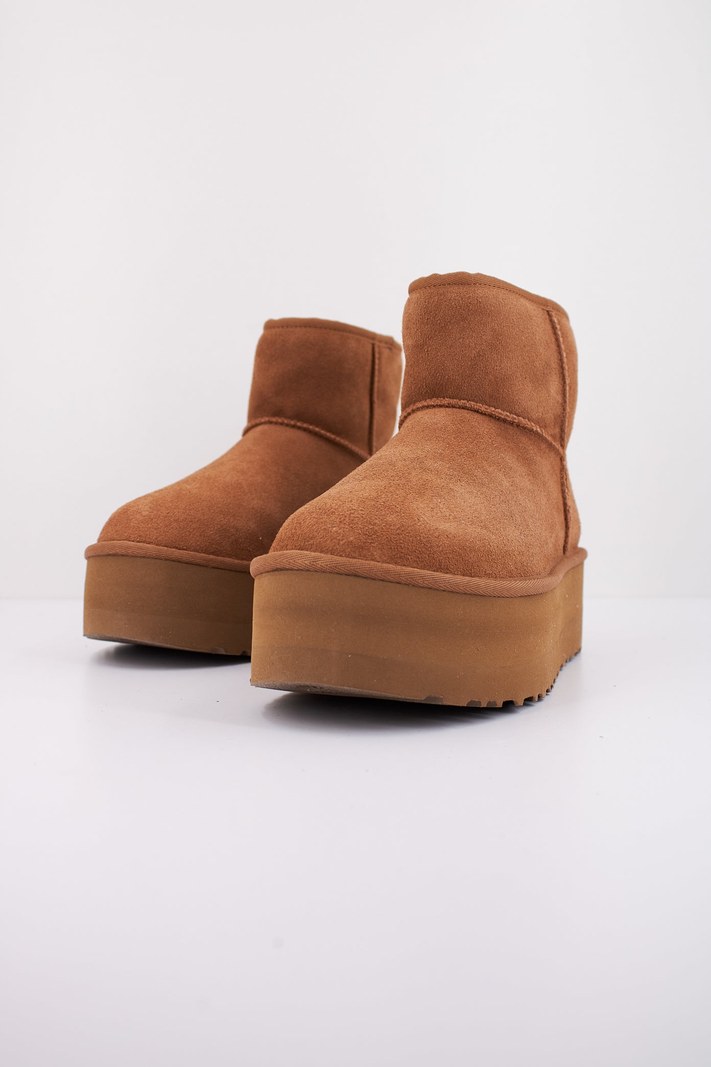 UGG  CLASSIC MINI PLATFORM en color MARRON CLARO  (2)