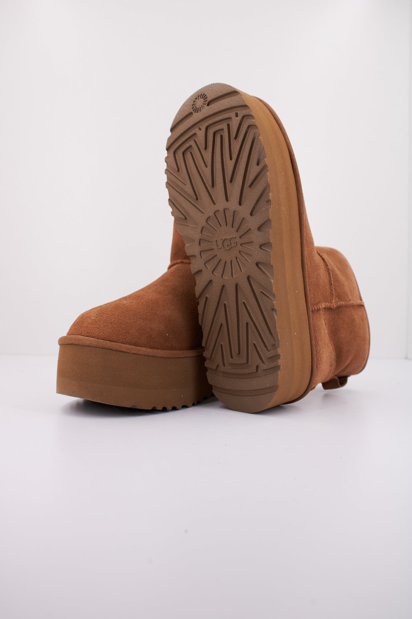 UGG  CLASSIC MINI PLATFORM en color MARRON CLARO  (5)