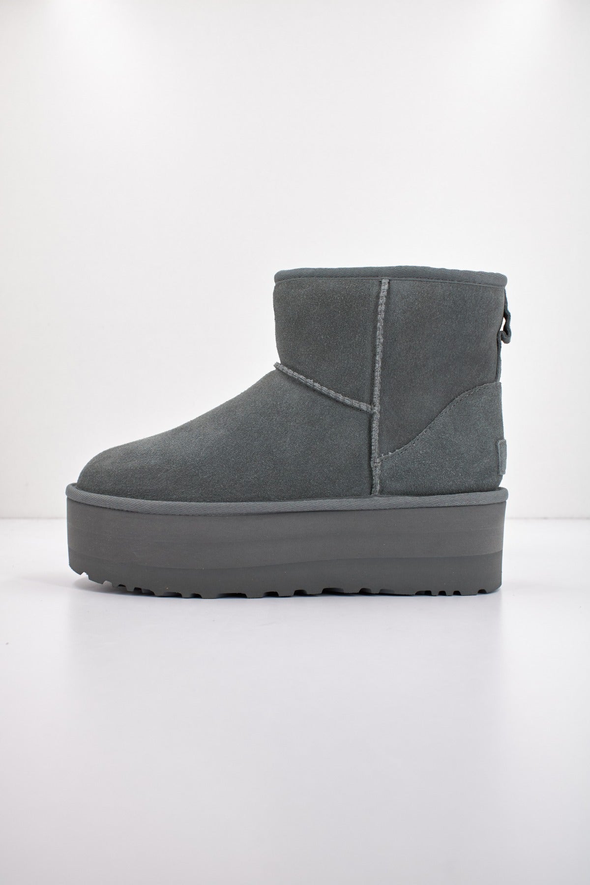 UGG  CLASSIC MINI PLATFORM en color GRIS  (1)