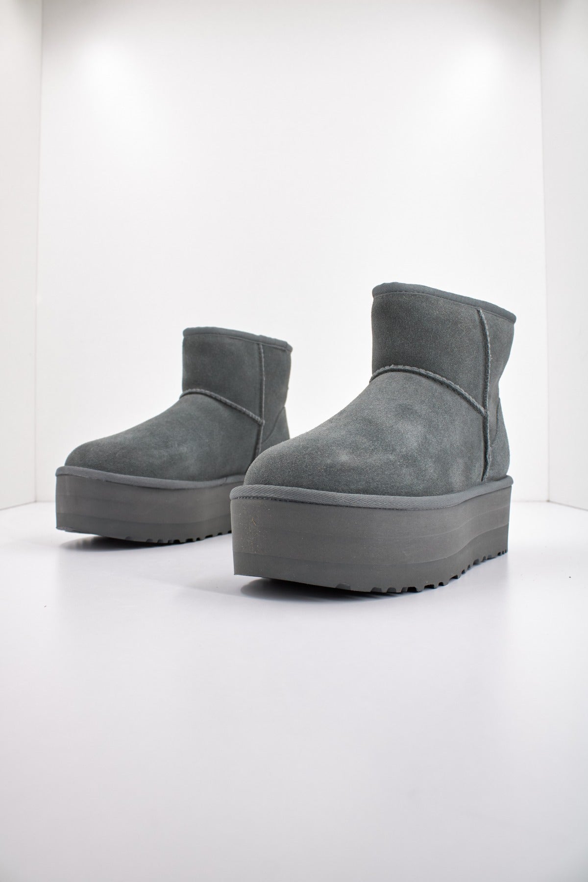 UGG  CLASSIC MINI PLATFORM en color GRIS  (2)