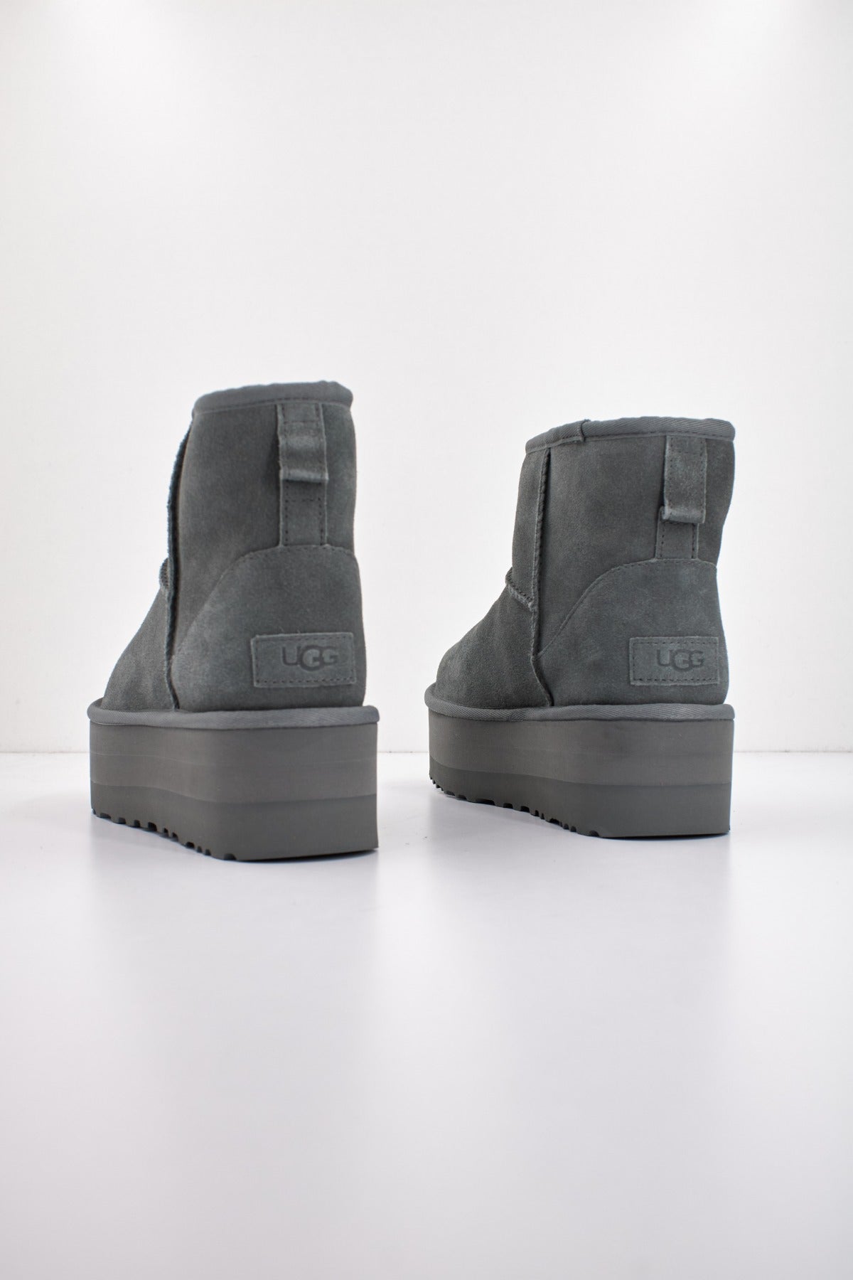 UGG  CLASSIC MINI PLATFORM en color GRIS  (3)