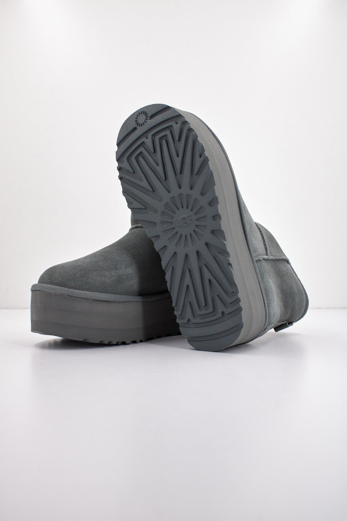 UGG  CLASSIC MINI PLATFORM en color GRIS  (4)