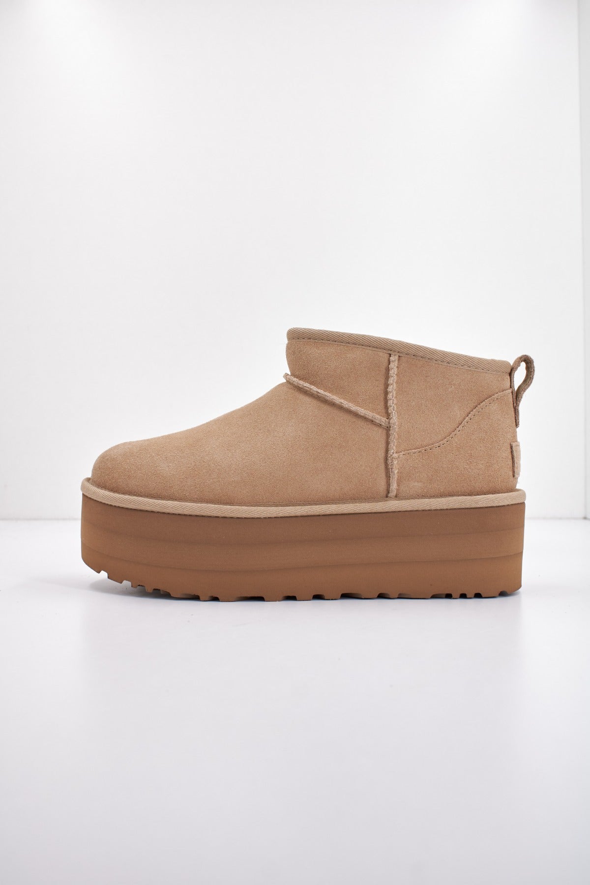 UGG W CLASSIC ULTRA MINI PLATF en color MARRON CLARO  (1)