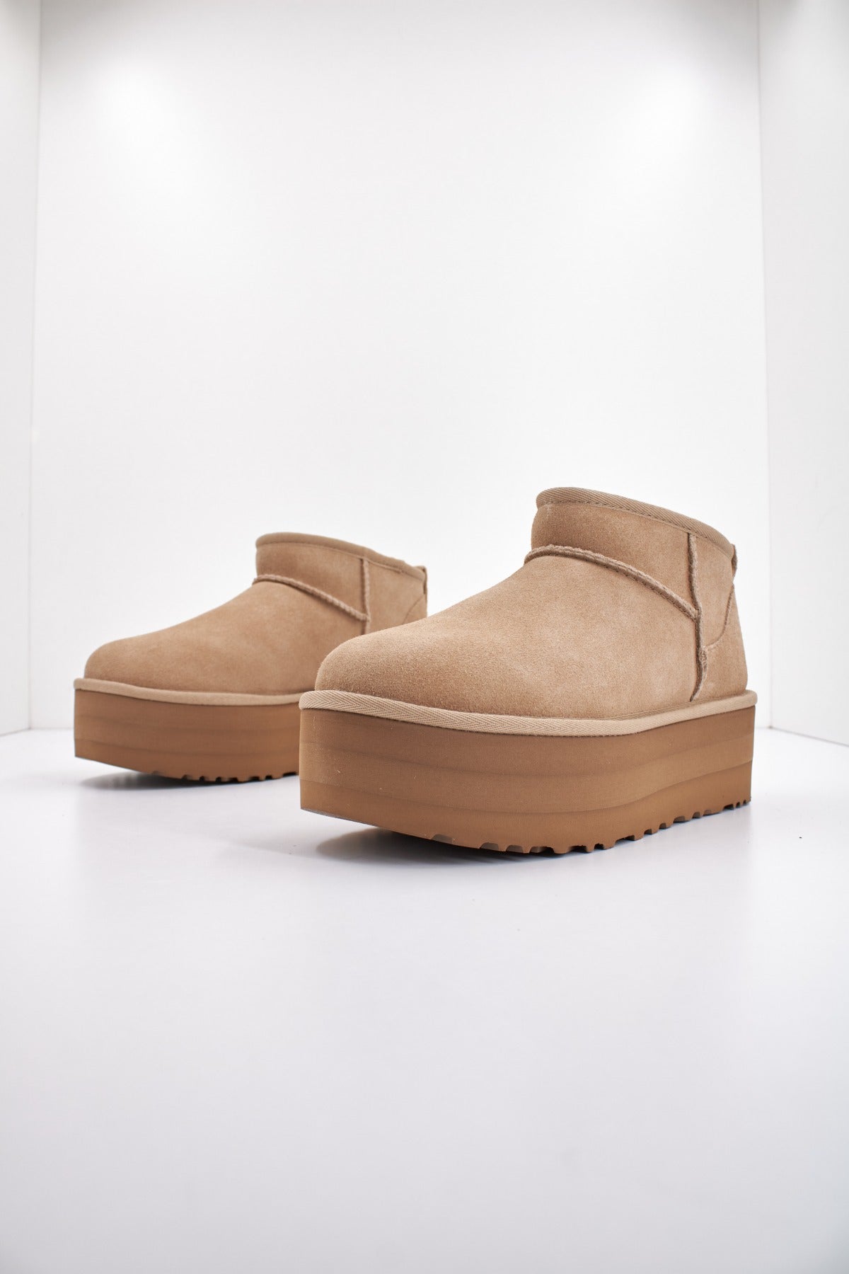 UGG W CLASSIC ULTRA MINI PLATF en color MARRON CLARO  (2)