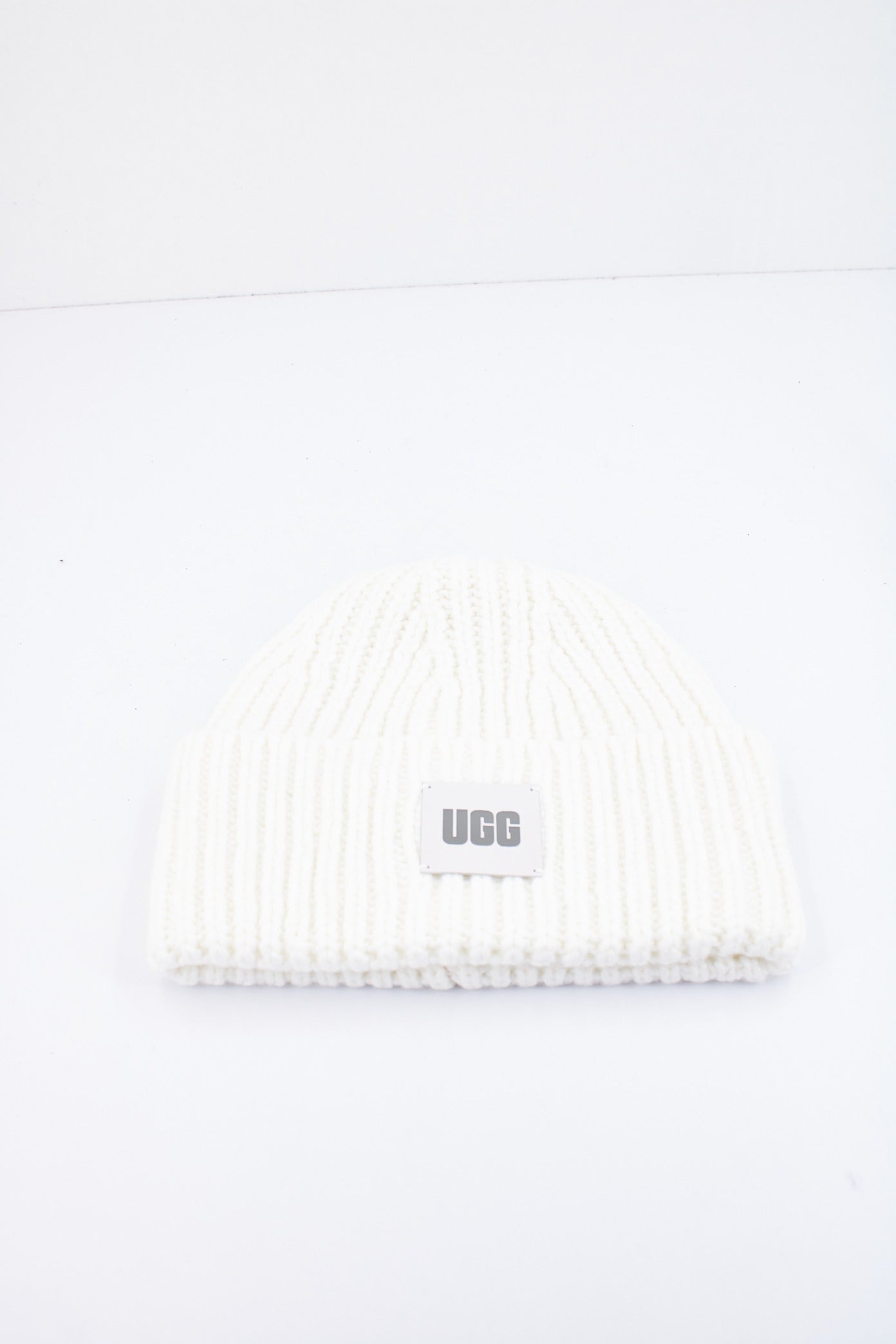 UGG W CHUNKY RIB BEANIE W LOGO en color BLANCO  (1)