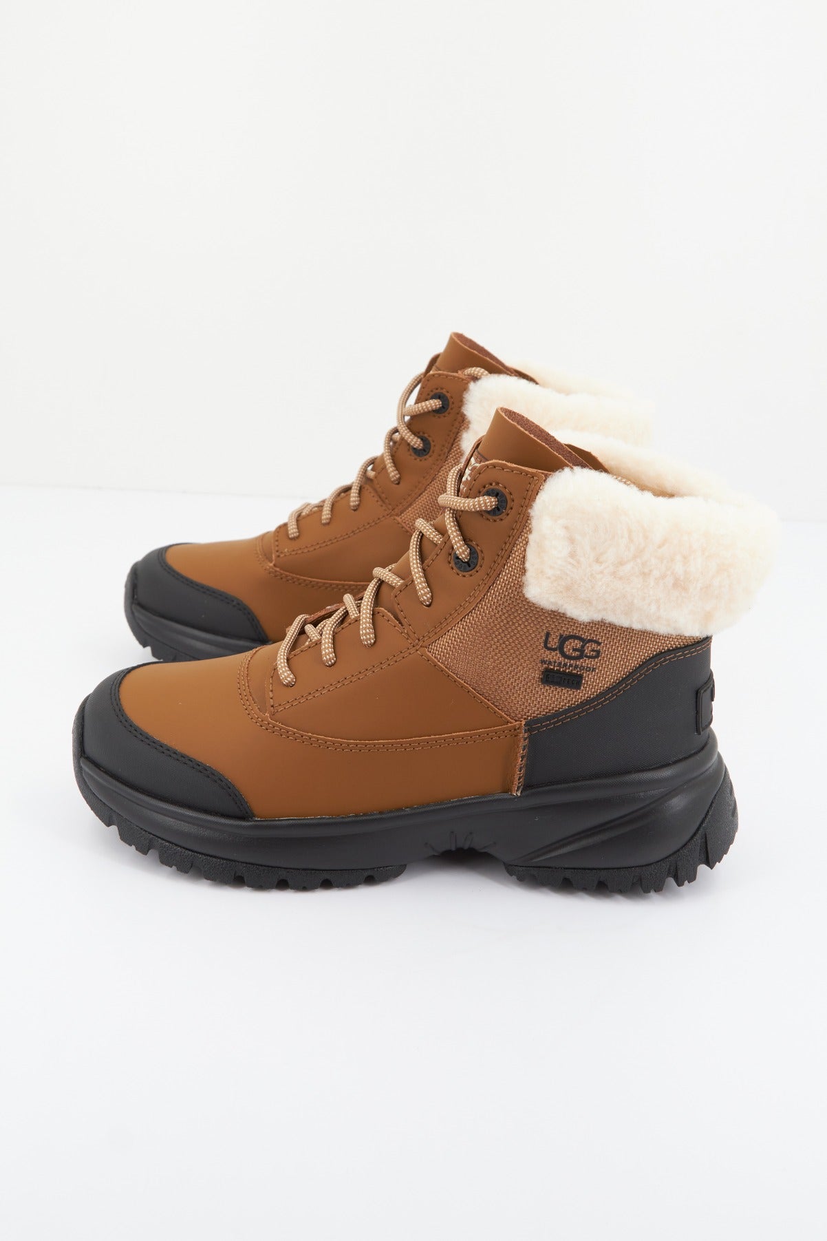 UGG W YOSE FLUFF V en color MARRON  (1)