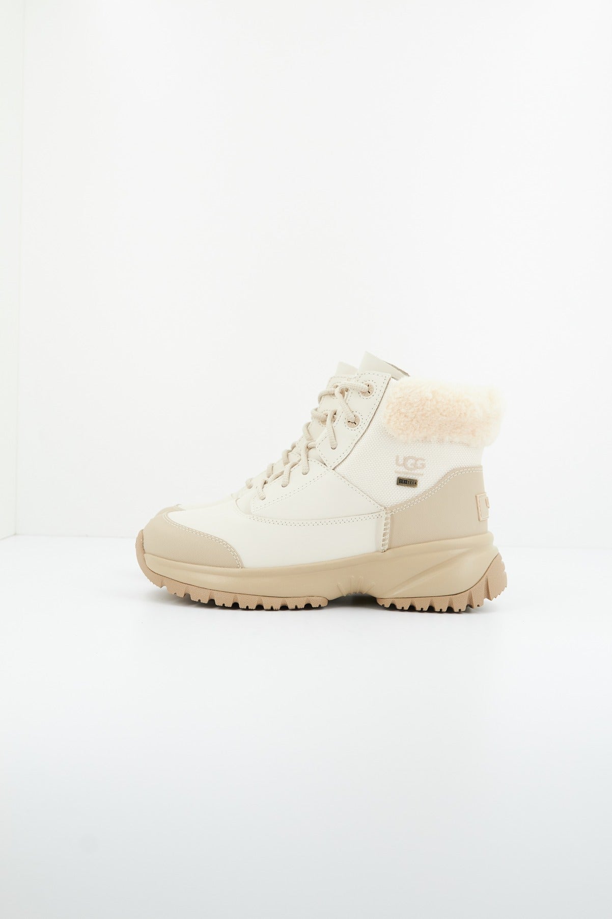 UGG W YOSE FLUFF V en color BEIS  (1)