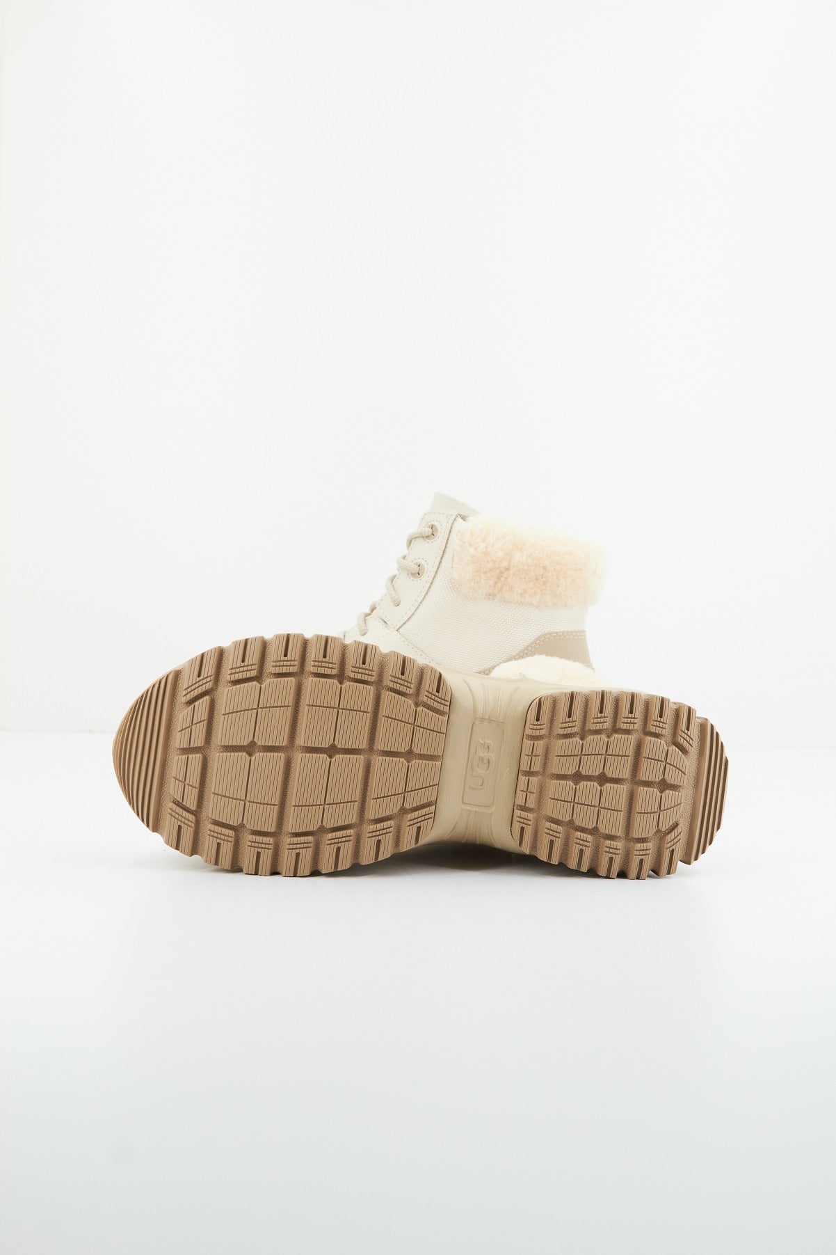 UGG W YOSE FLUFF V en color BEIS  (4)