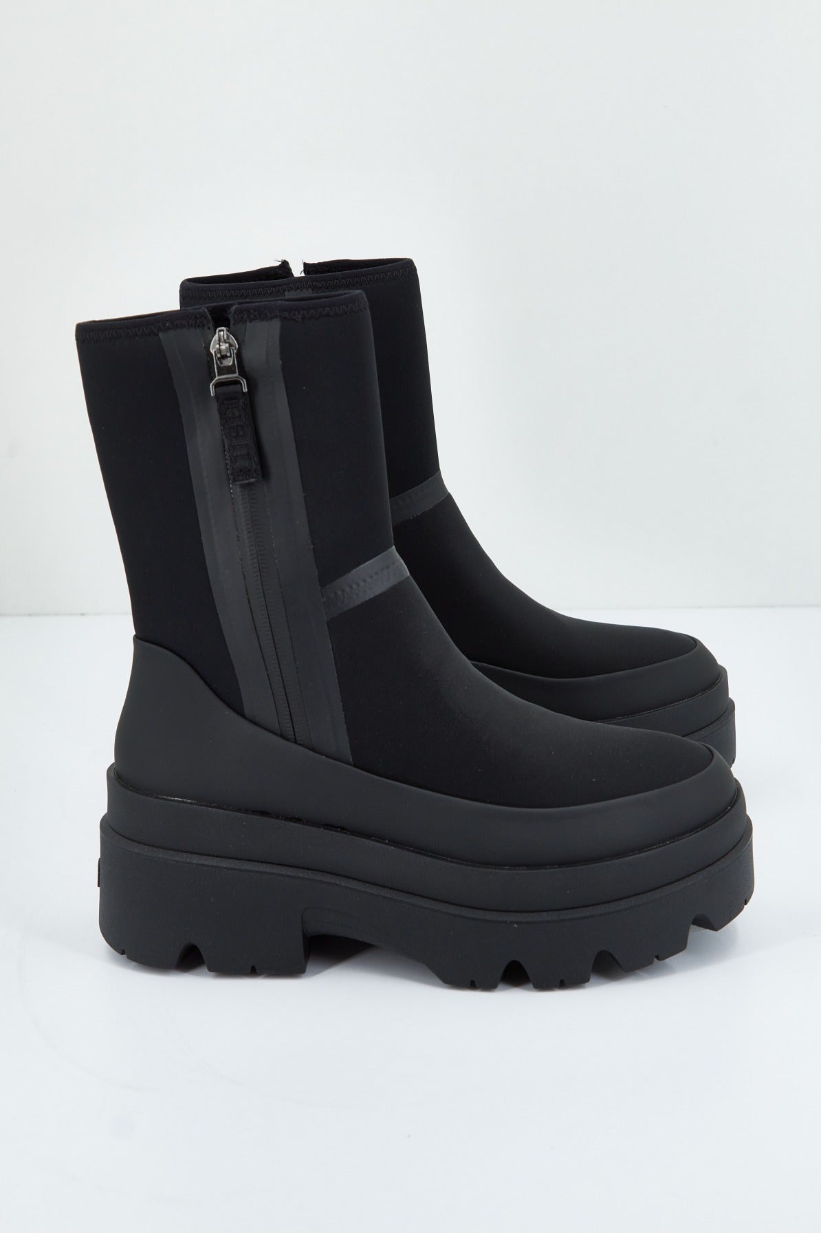 UGG W BRISBANE MID en color NEGRO  (1)