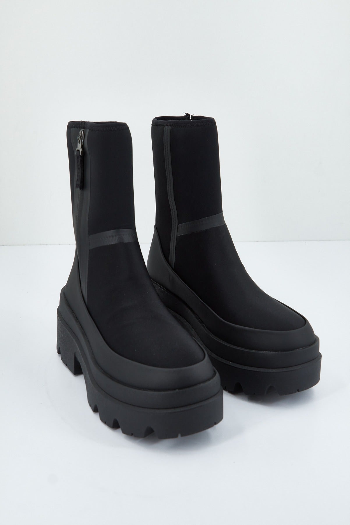 UGG W BRISBANE MID en color NEGRO  (2)