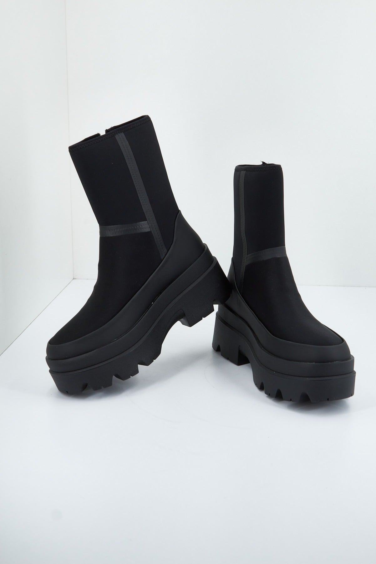 UGG W BRISBANE MID en color NEGRO  (3)