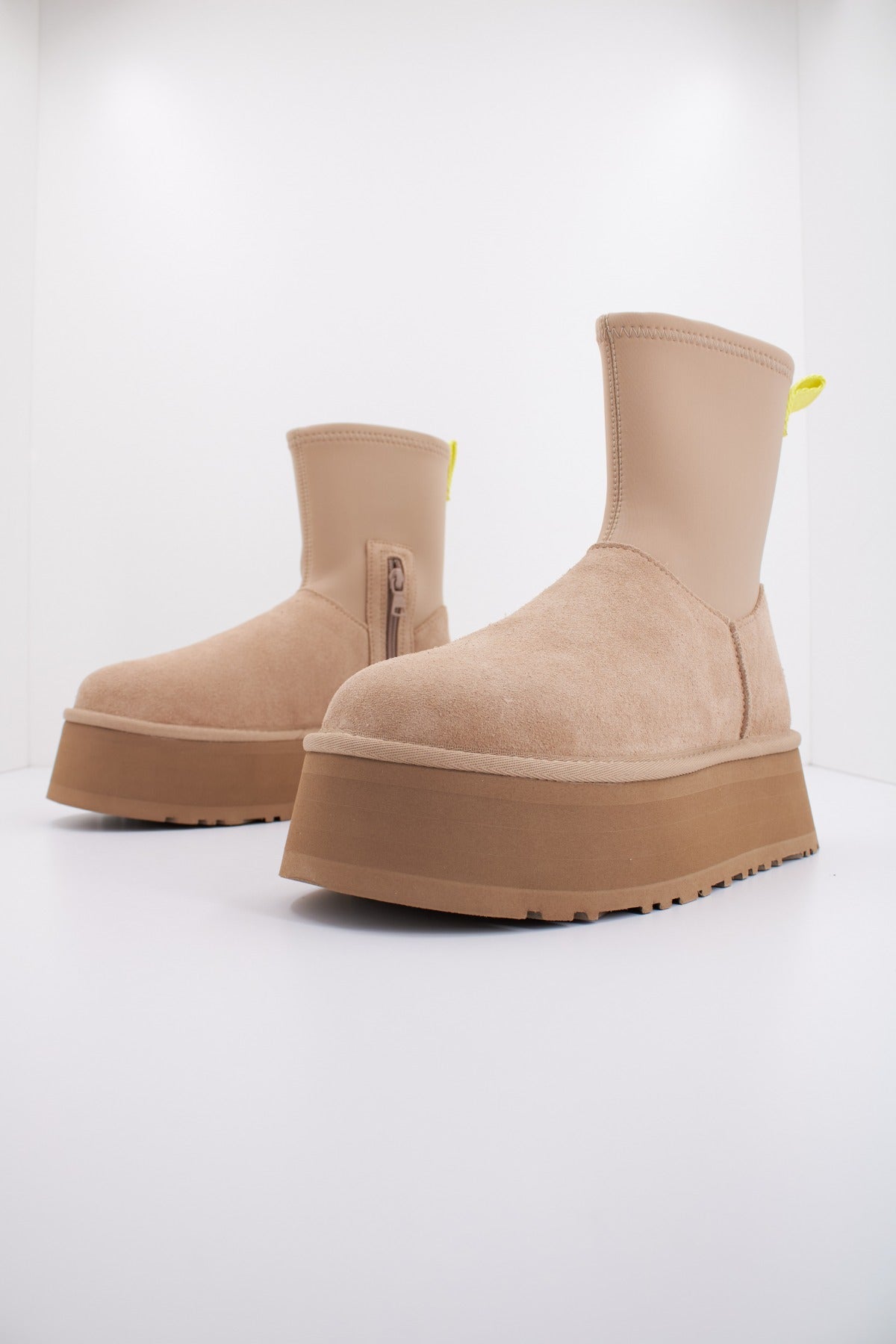 UGG W CLASSIC DIPPER en color MARRON CLARO  (2)