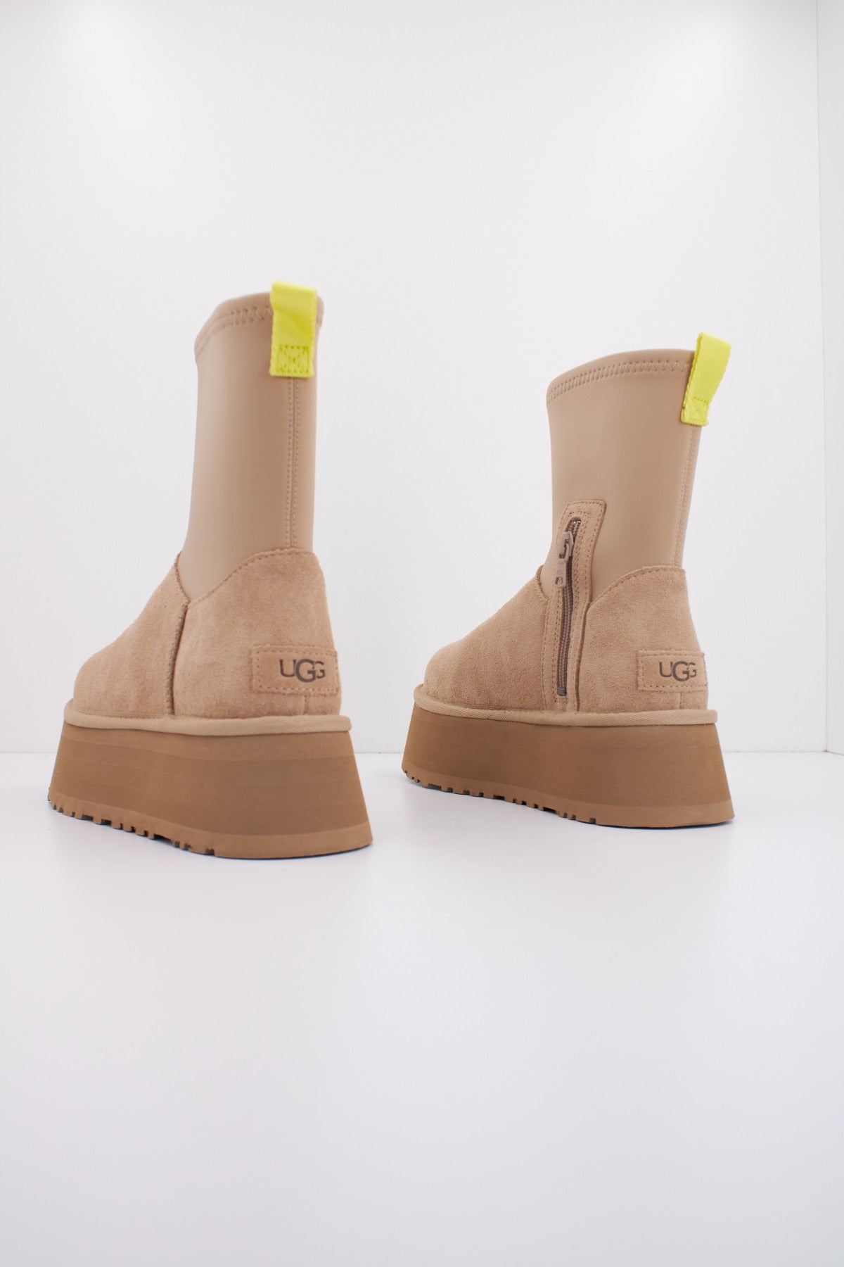 UGG W CLASSIC DIPPER en color MARRON CLARO  (3)