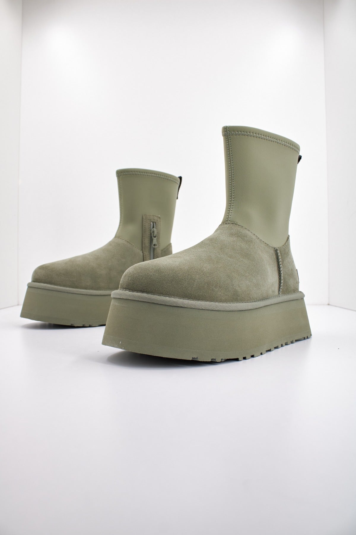 UGG W CLASSIC DIPPER en color VERDE  (2)