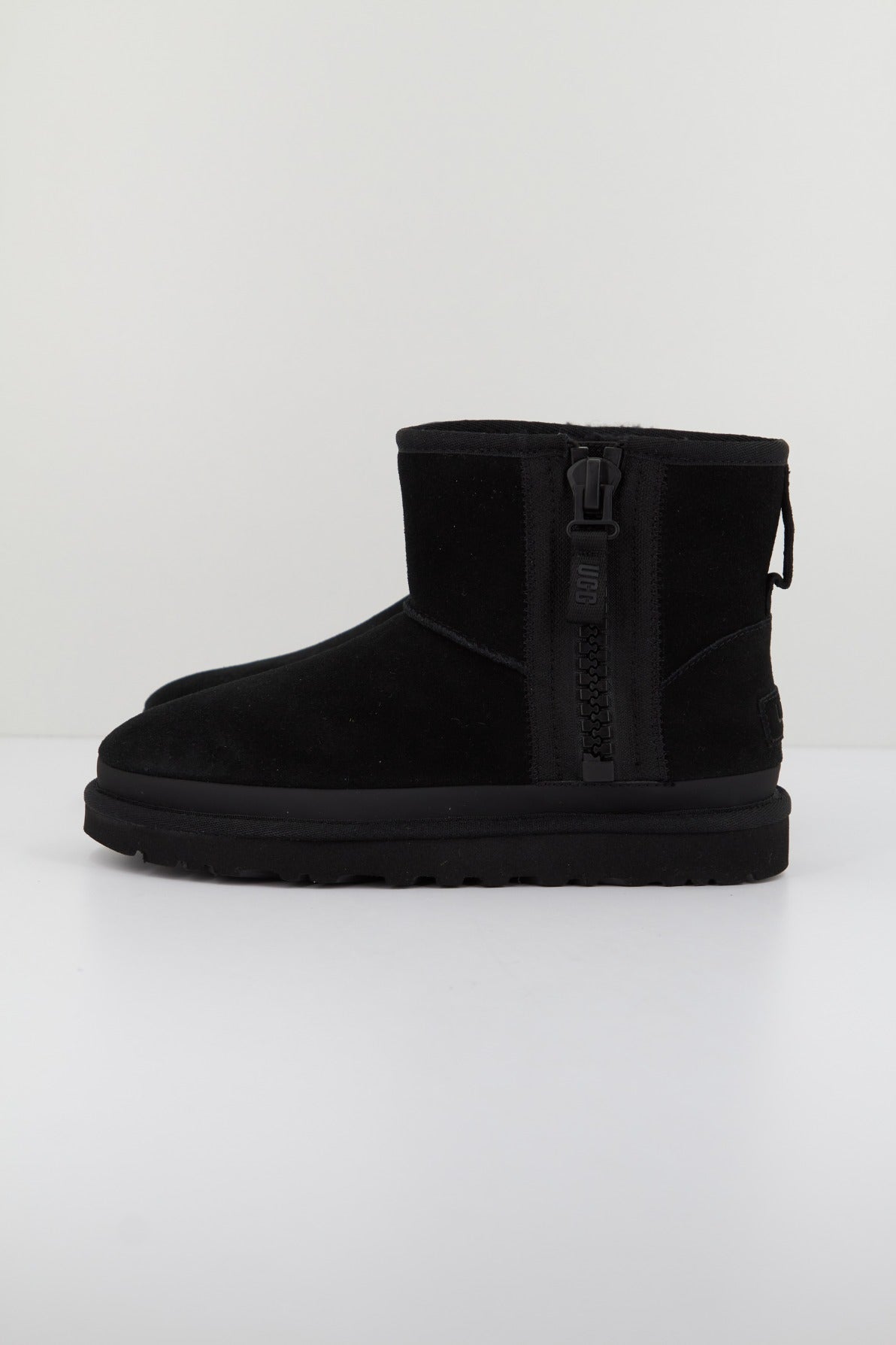 UGG W CLASSIC MINI ZIPPER TAPE en color NEGRO  (1)