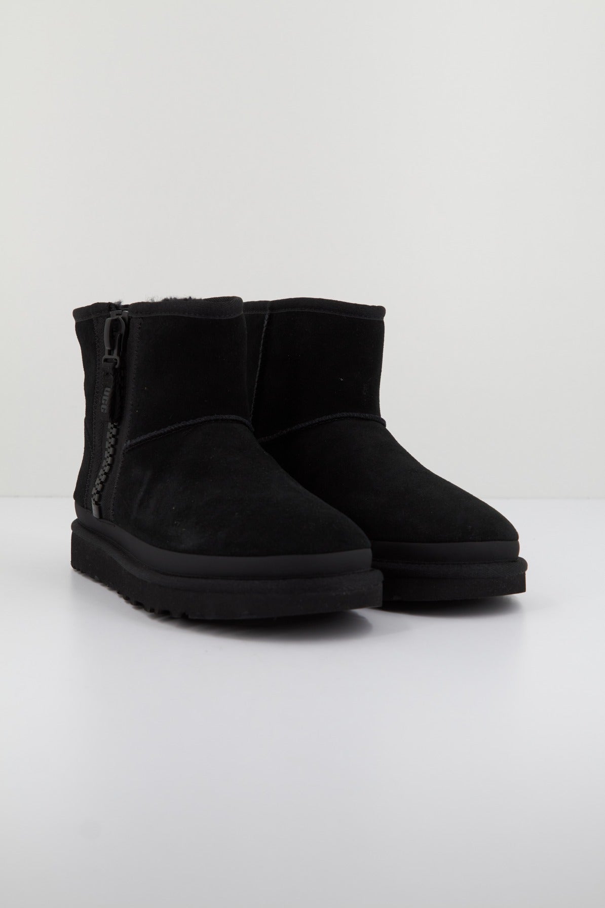 UGG W CLASSIC MINI ZIPPER TAPE en color NEGRO  (2)