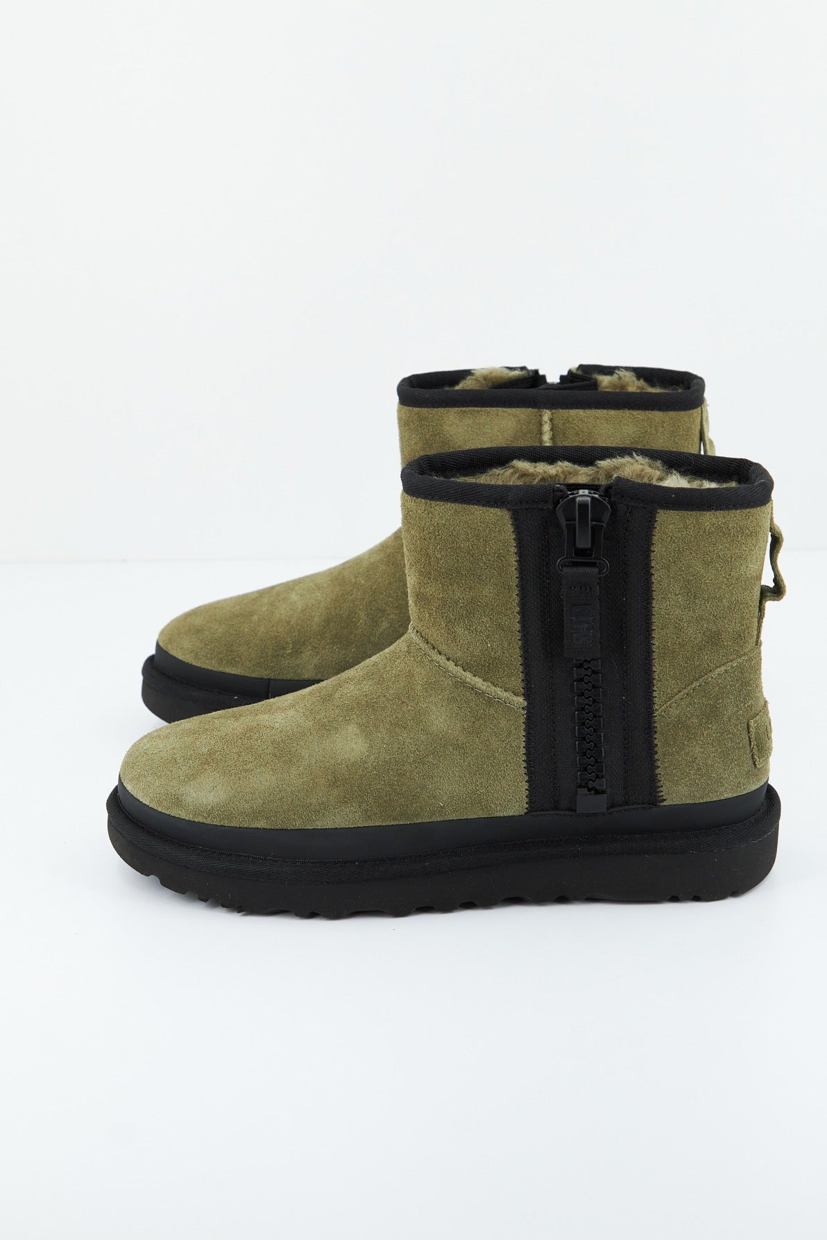 UGG W CLASSIC MINI ZIPPER TAPE en color VERDE  (1)