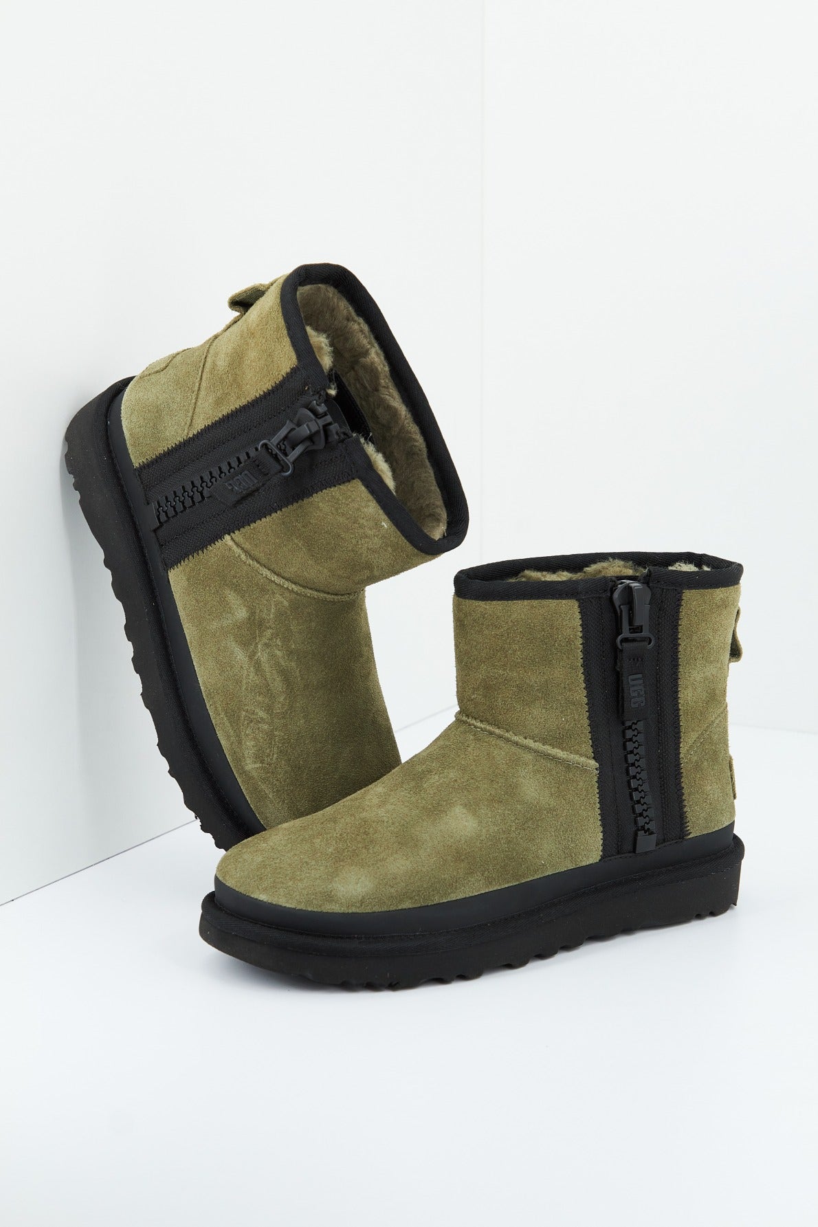 UGG W CLASSIC MINI ZIPPER TAPE en color VERDE  (2)