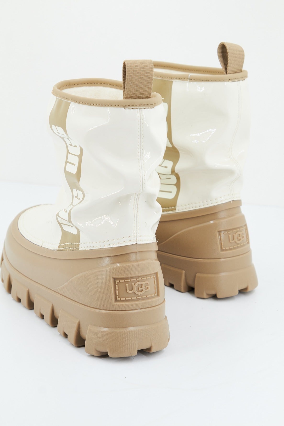 UGG W CLASSIC BRELLAH MINI en color BEIS  (3)