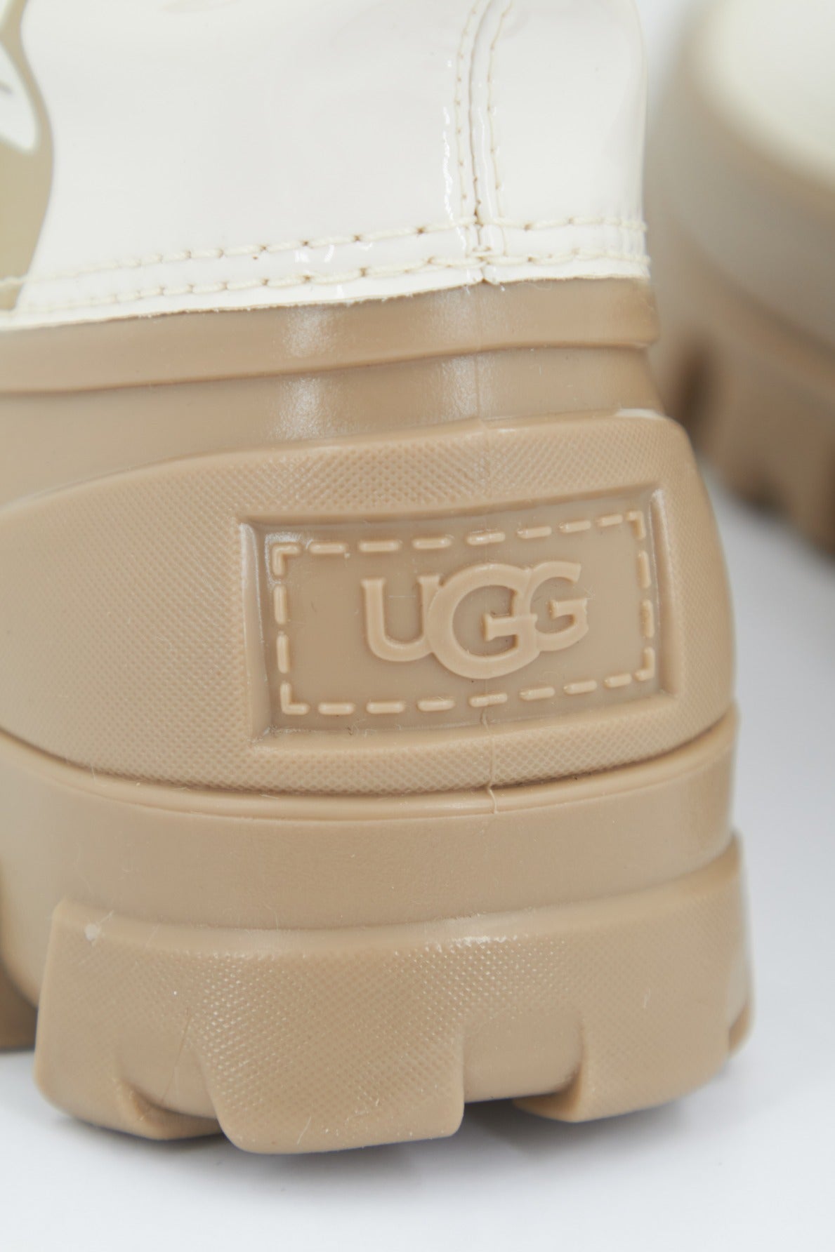 UGG K CLASSIC BRELLAH MINI en color BLANCO  (3)