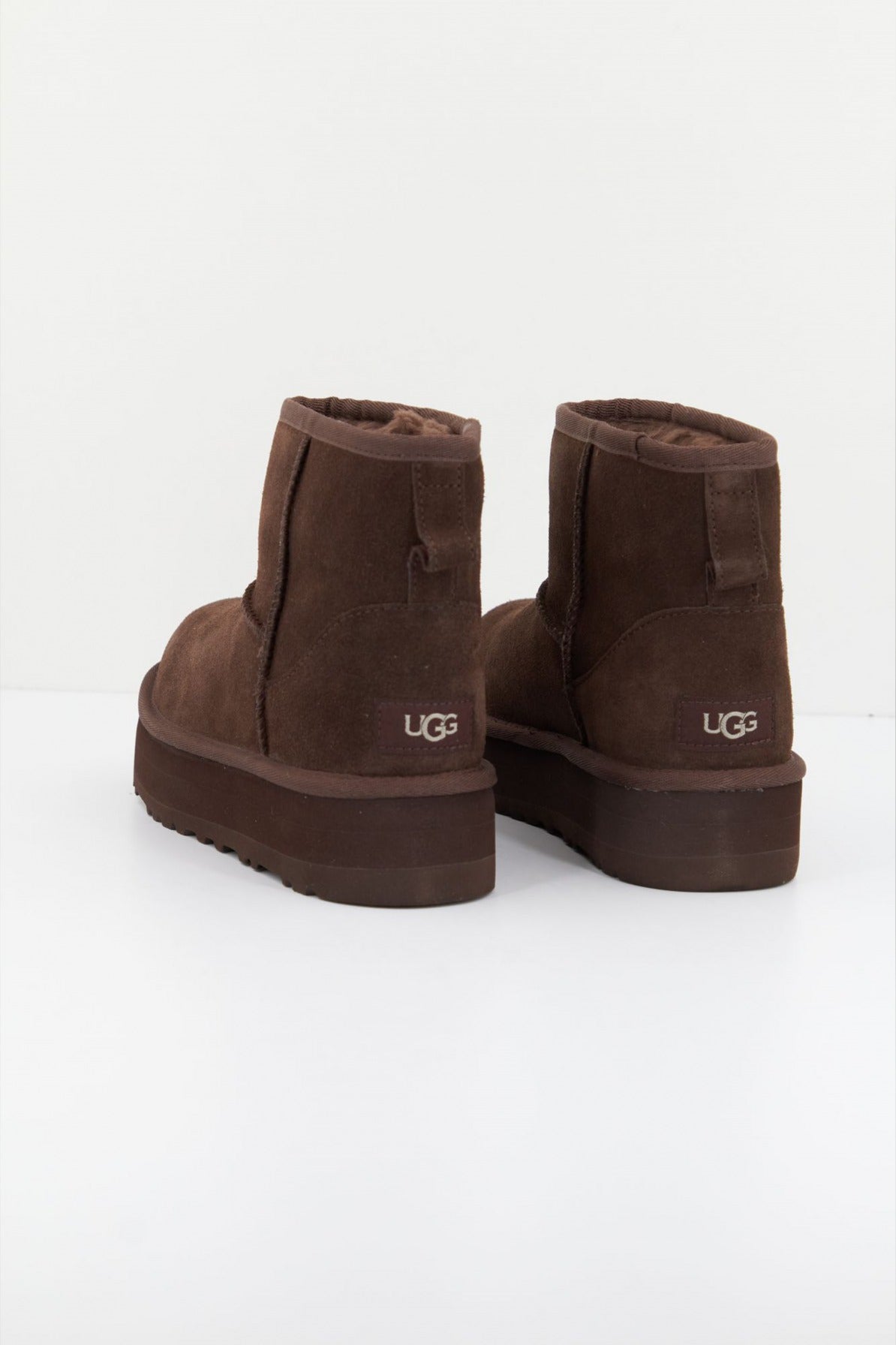 UGG CLASSIC MINI PLATFORM en color MARRON  (2)