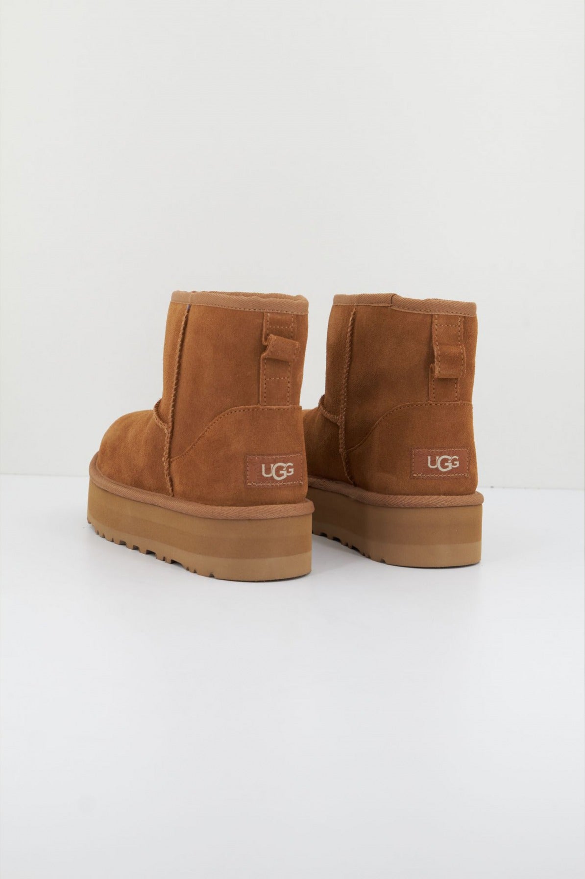 UGG CLASSIC MINI PLATFORM en color MARRON CLARO  (2)