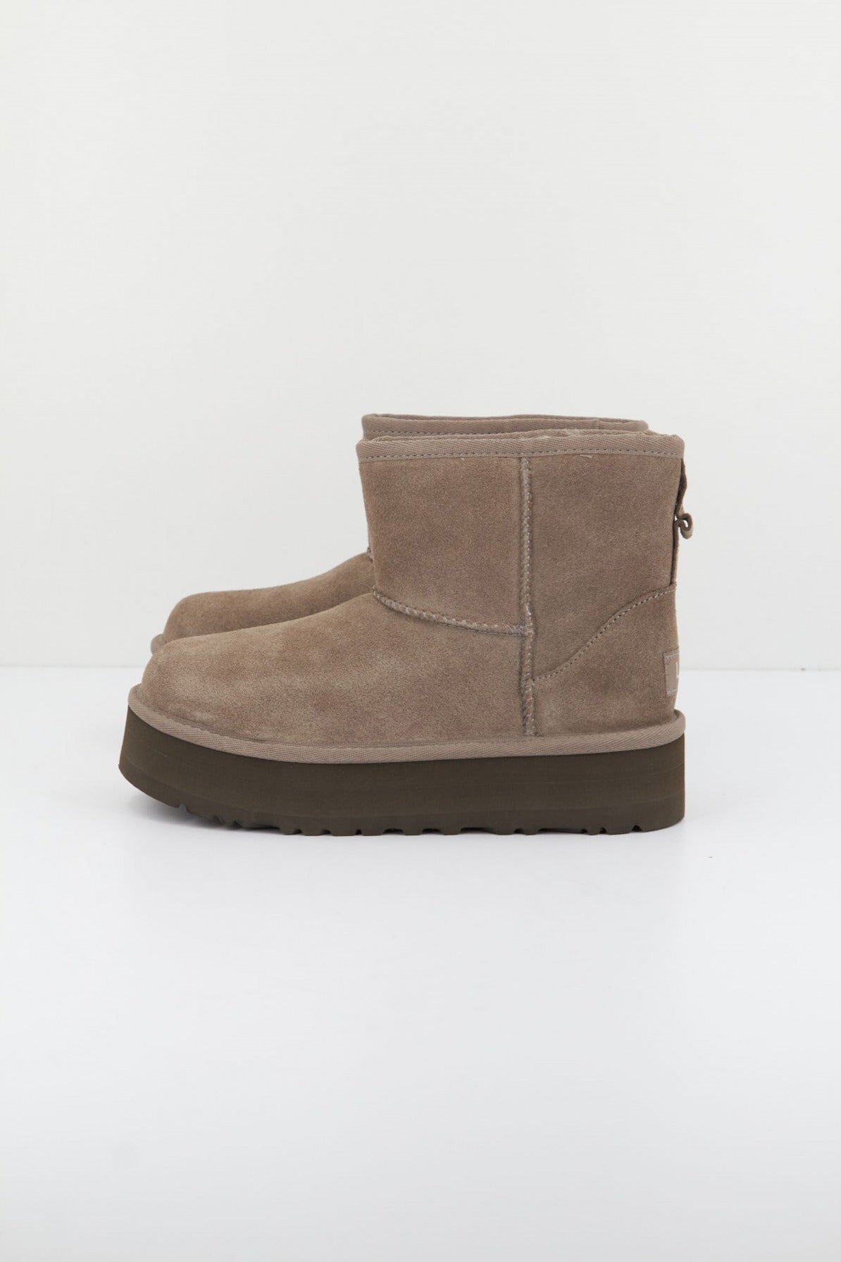 UGG CLASSIC MINI PLATFORM en color GRIS  (1)