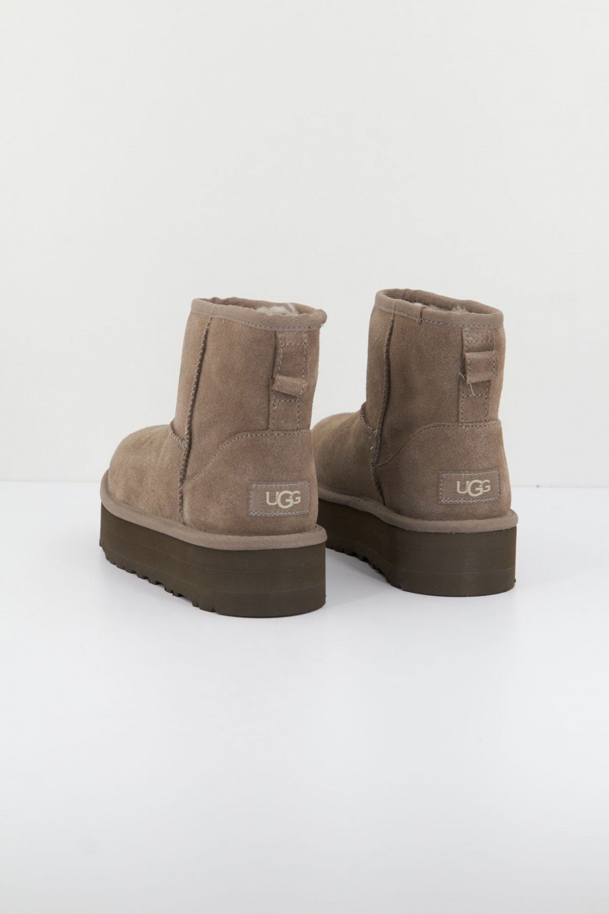 UGG CLASSIC MINI PLATFORM en color GRIS  (2)