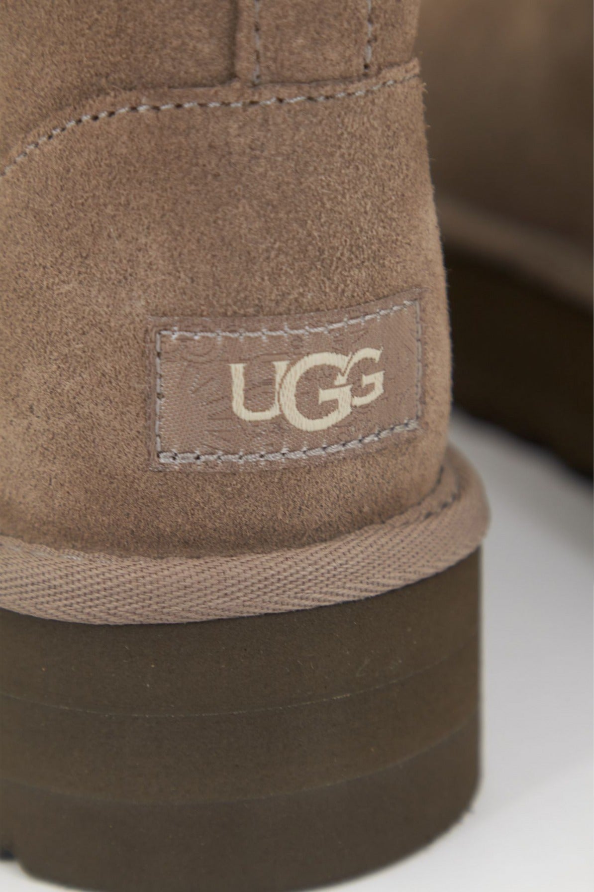 UGG CLASSIC MINI PLATFORM en color GRIS  (3)