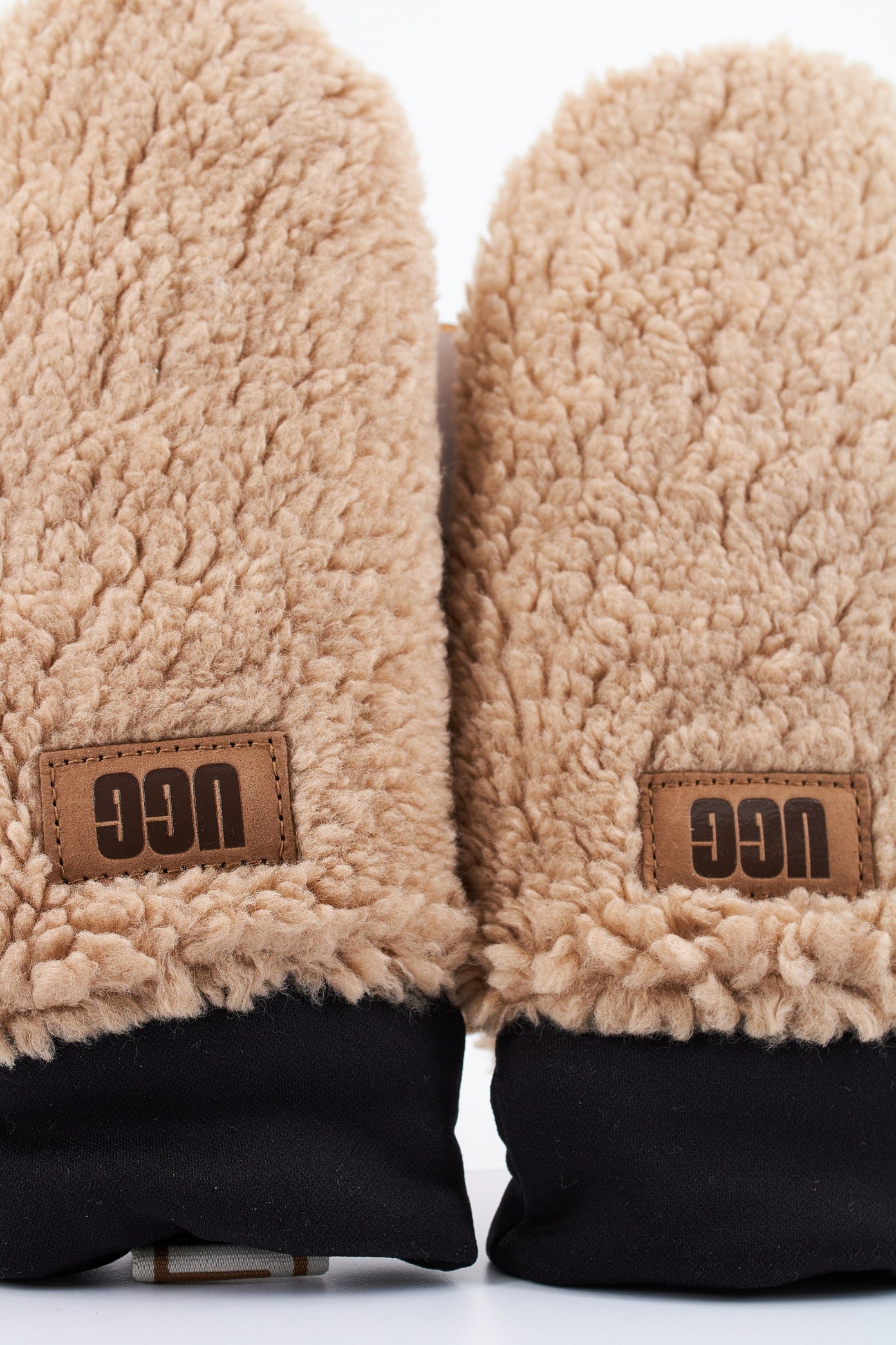 UGG W SHERPA MITTEN W LOGO TAPE en color MARRON  (3)