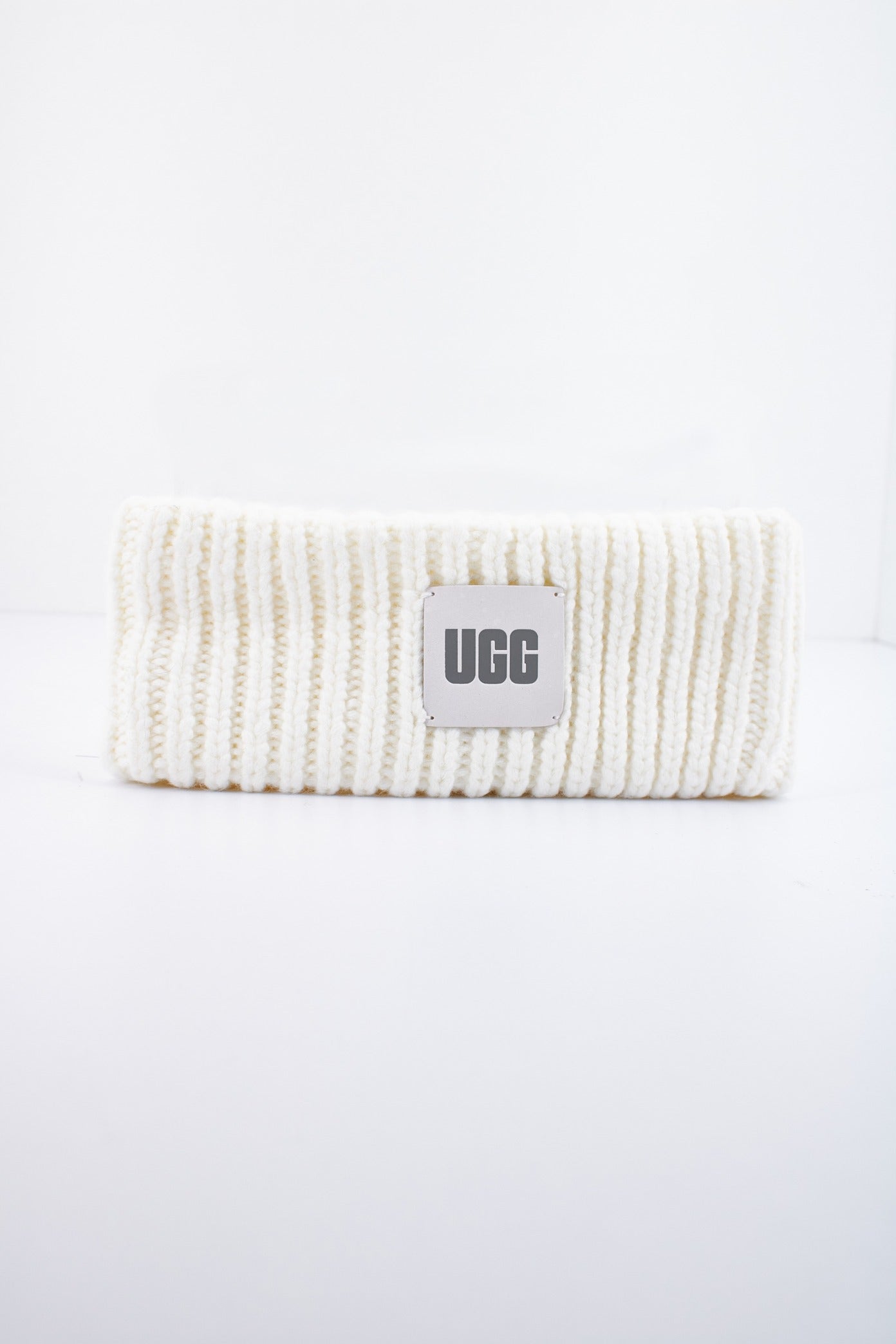 UGG W CHUNKY RIBBED HEADBAND en color BLANCO  (2)