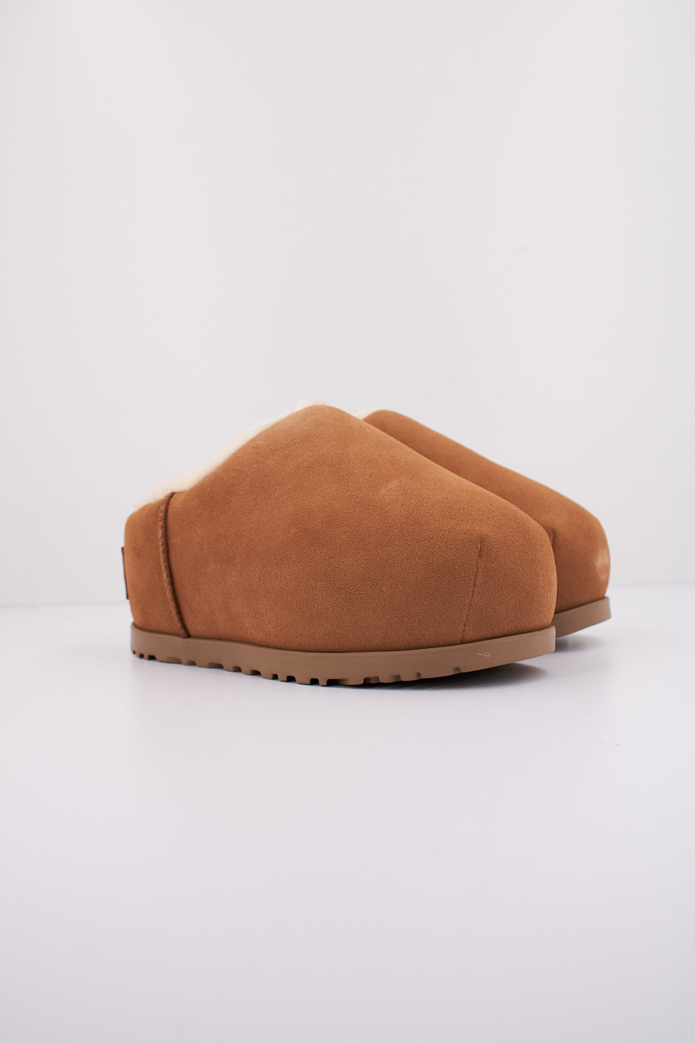 UGG W PUMPED SLIDE en color MARRON  (2)