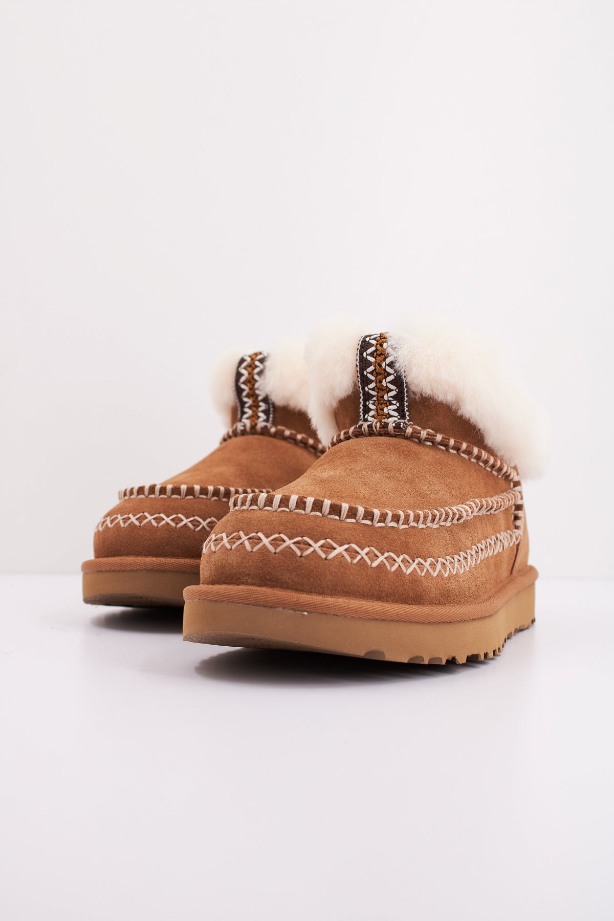 UGG W CLASSIC ULTRA MINI ALPINE en color MARRON  (2)