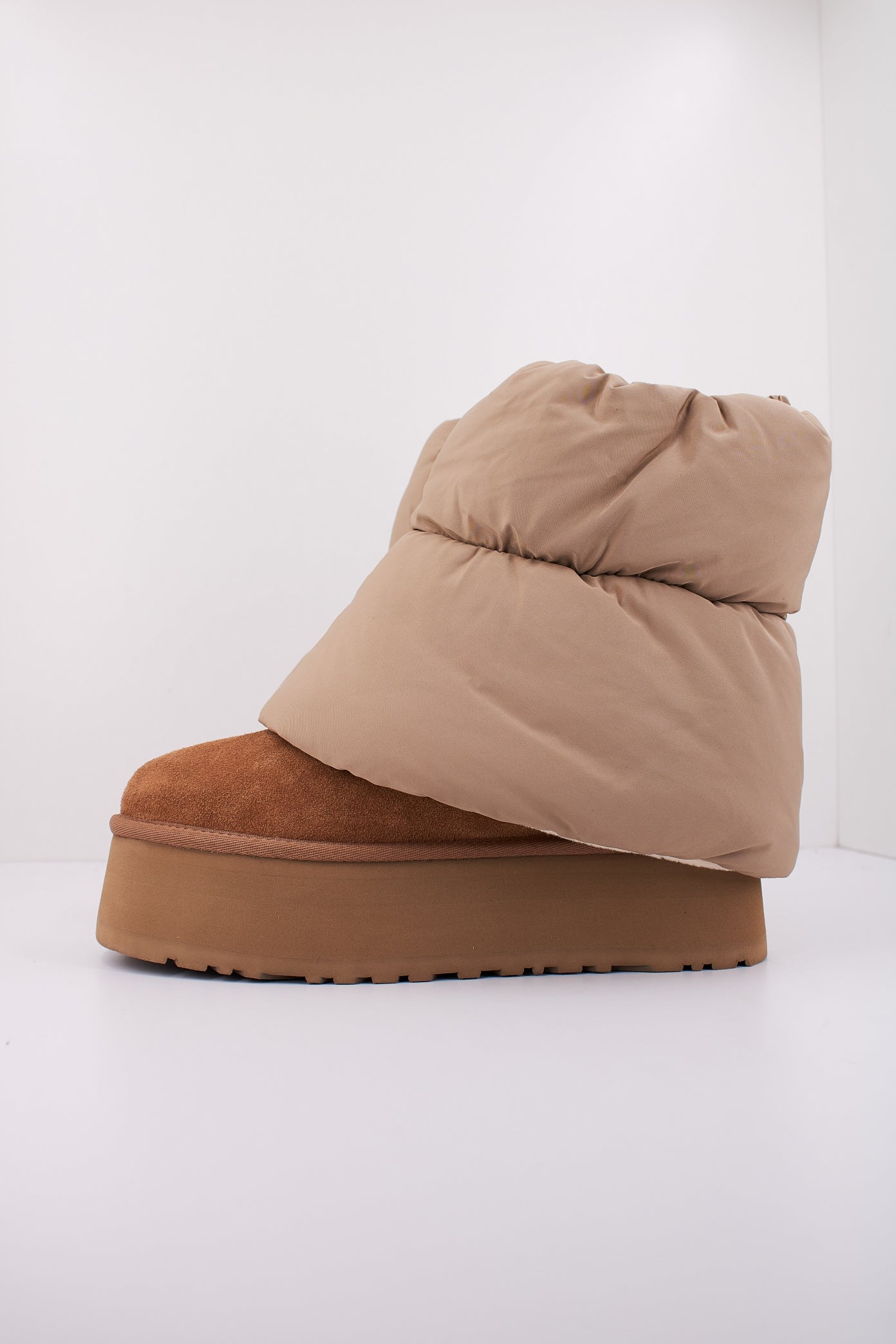 UGG W CLASSIC MINI DIPPER PUFF en color MARRON  (1)