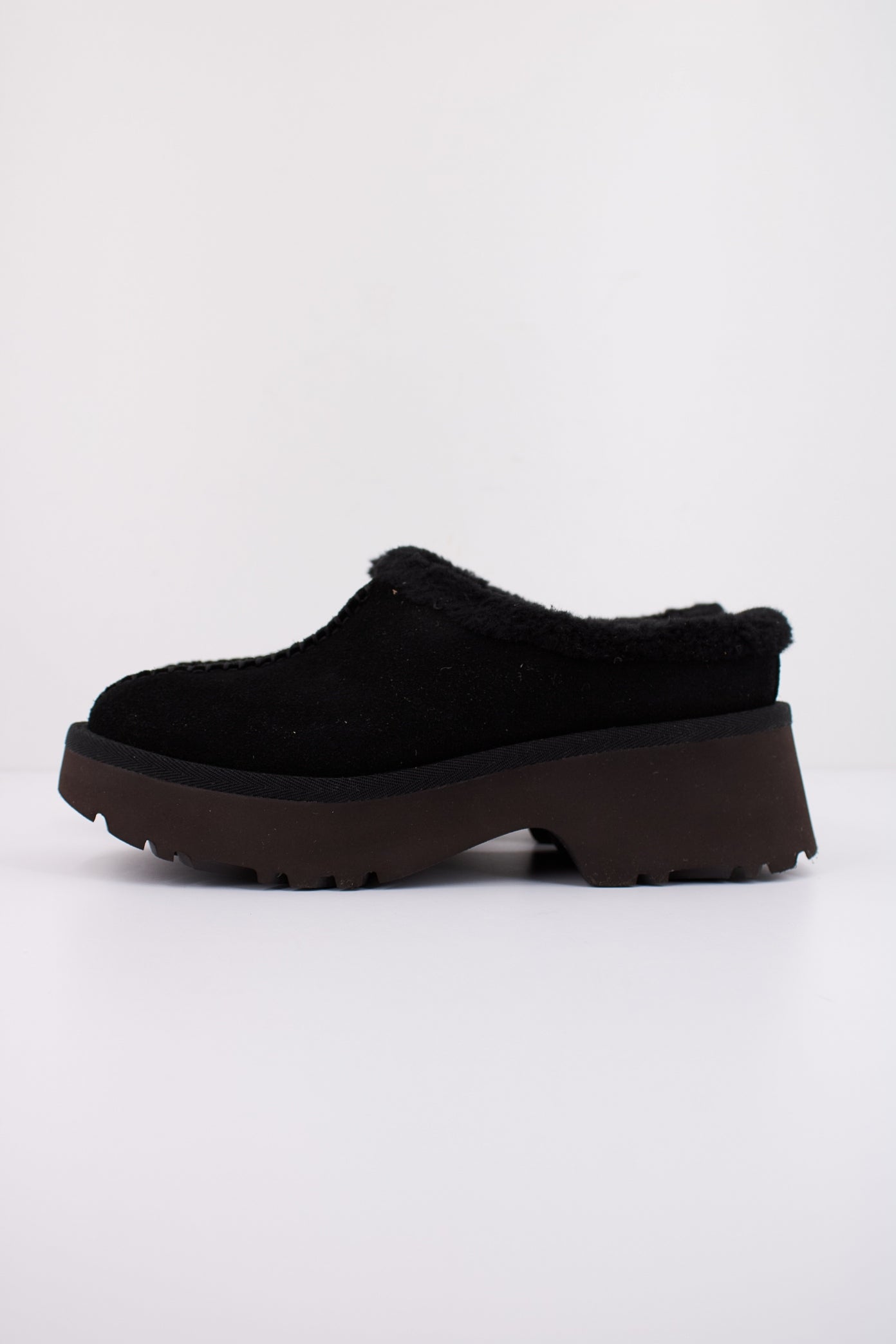 UGG NEW HEIGHTS COZY CLOG en color NEGRO  (1)