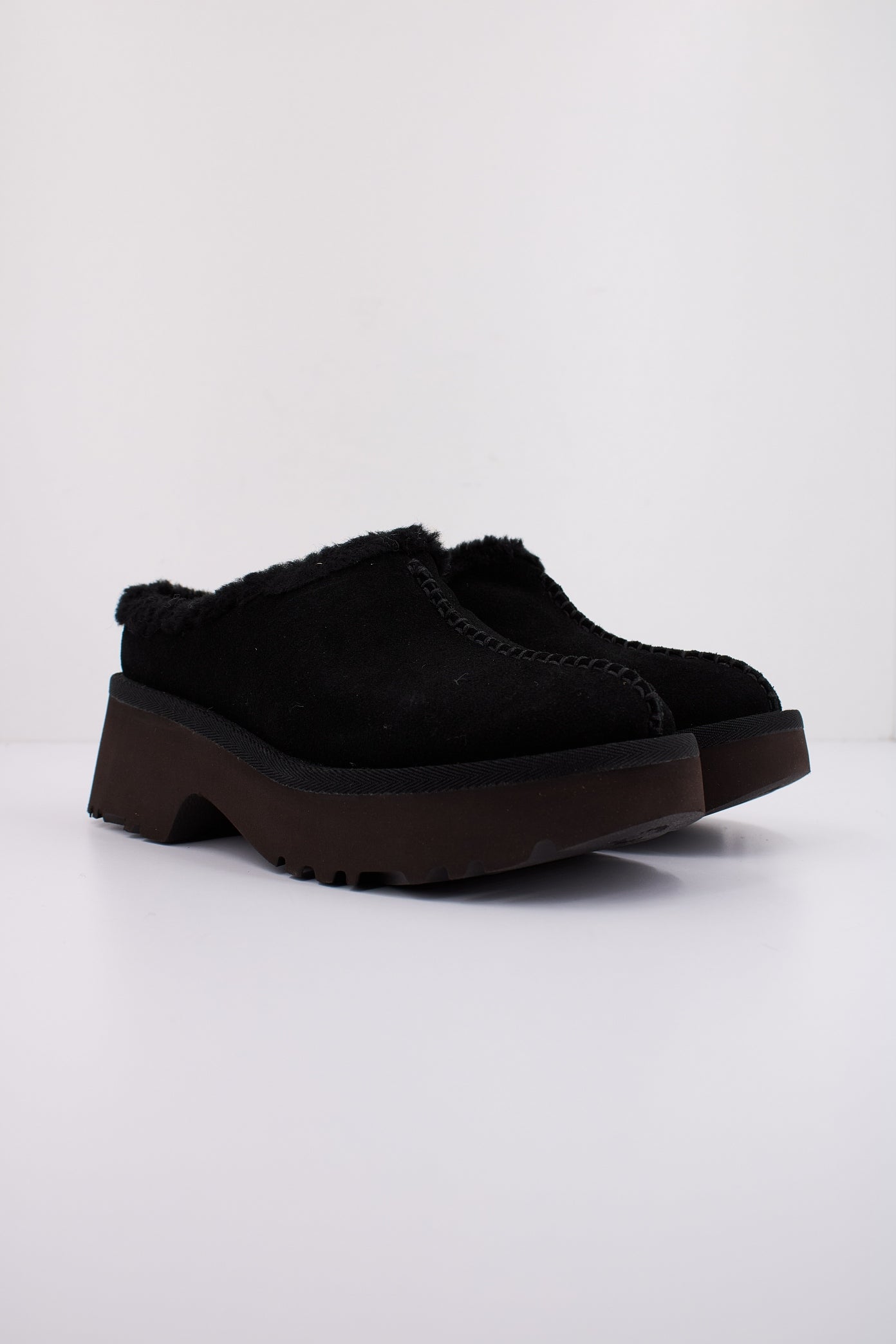 UGG NEW HEIGHTS COZY CLOG en color NEGRO  (2)