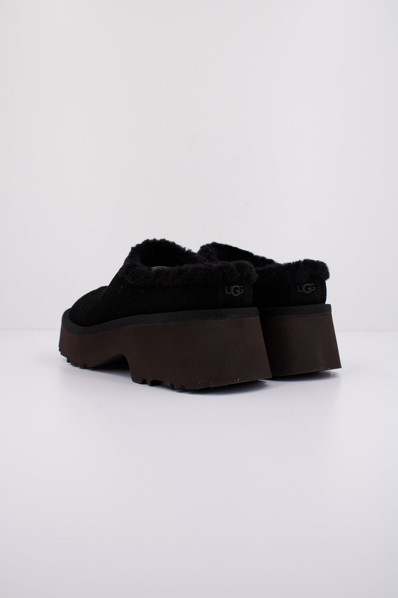 UGG NEW HEIGHTS COZY CLOG en color NEGRO  (4)