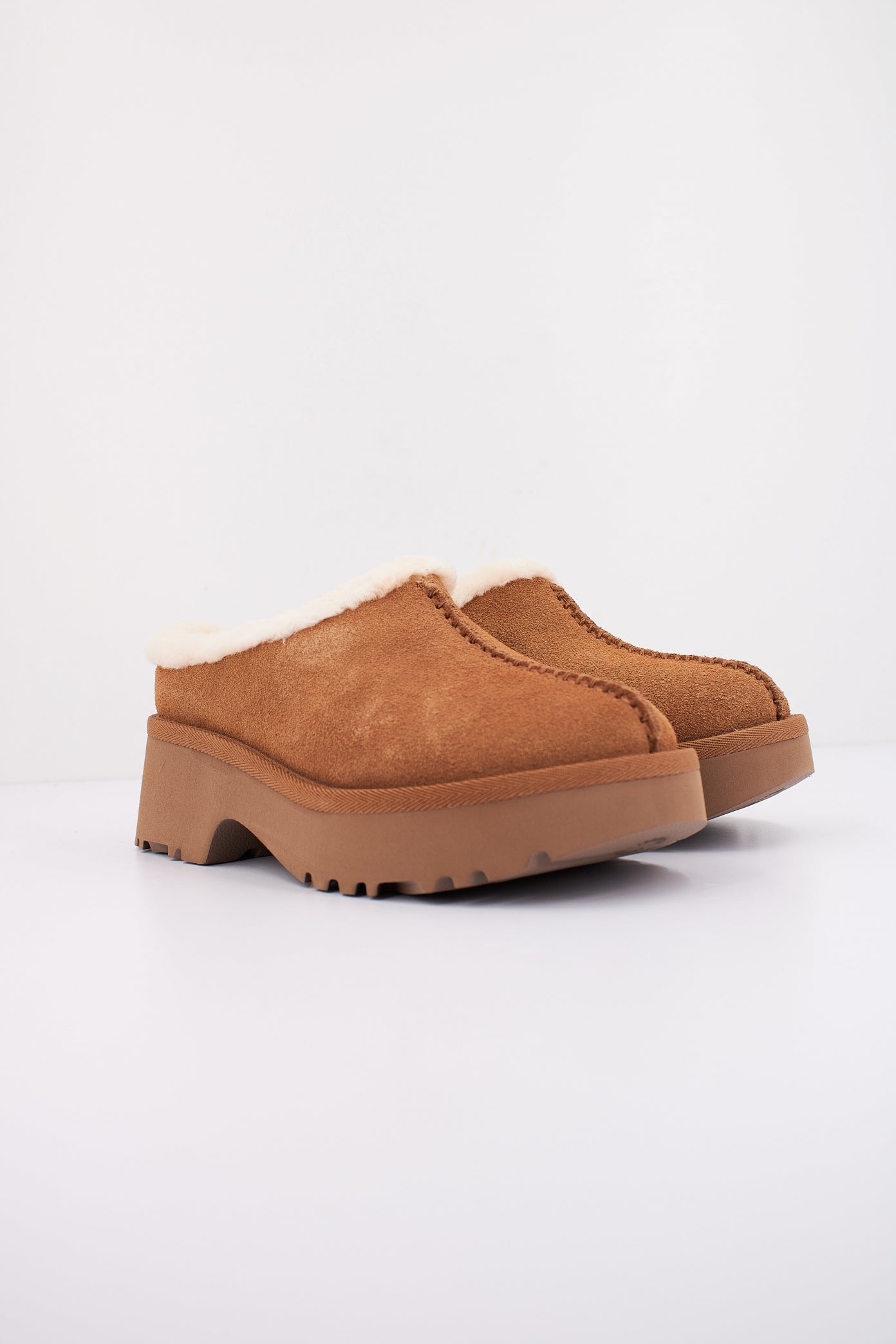 UGG NEW HEIGHTS COZY CLOG en color MARRON  (2)