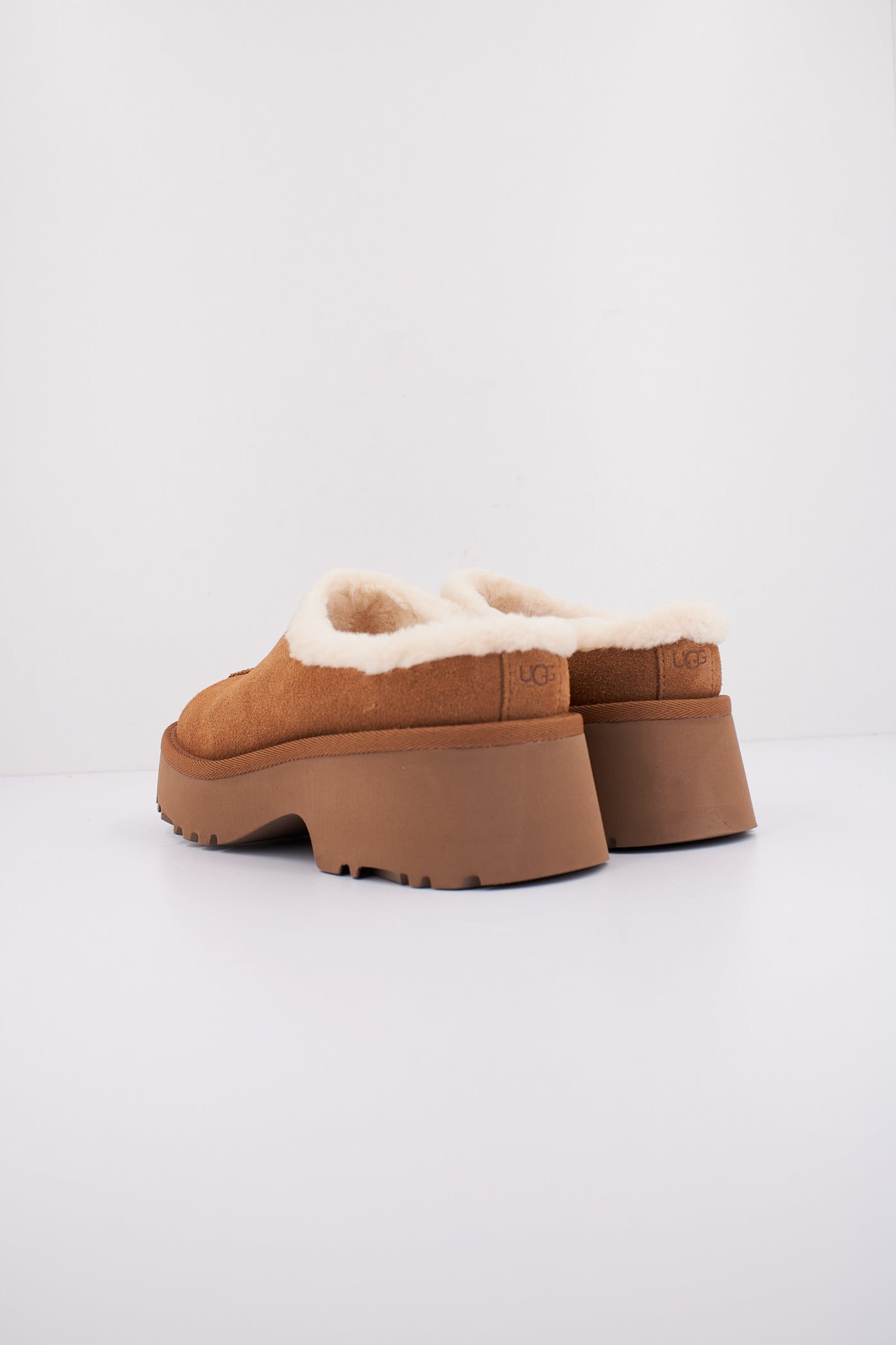 UGG NEW HEIGHTS COZY CLOG en color MARRON  (4)