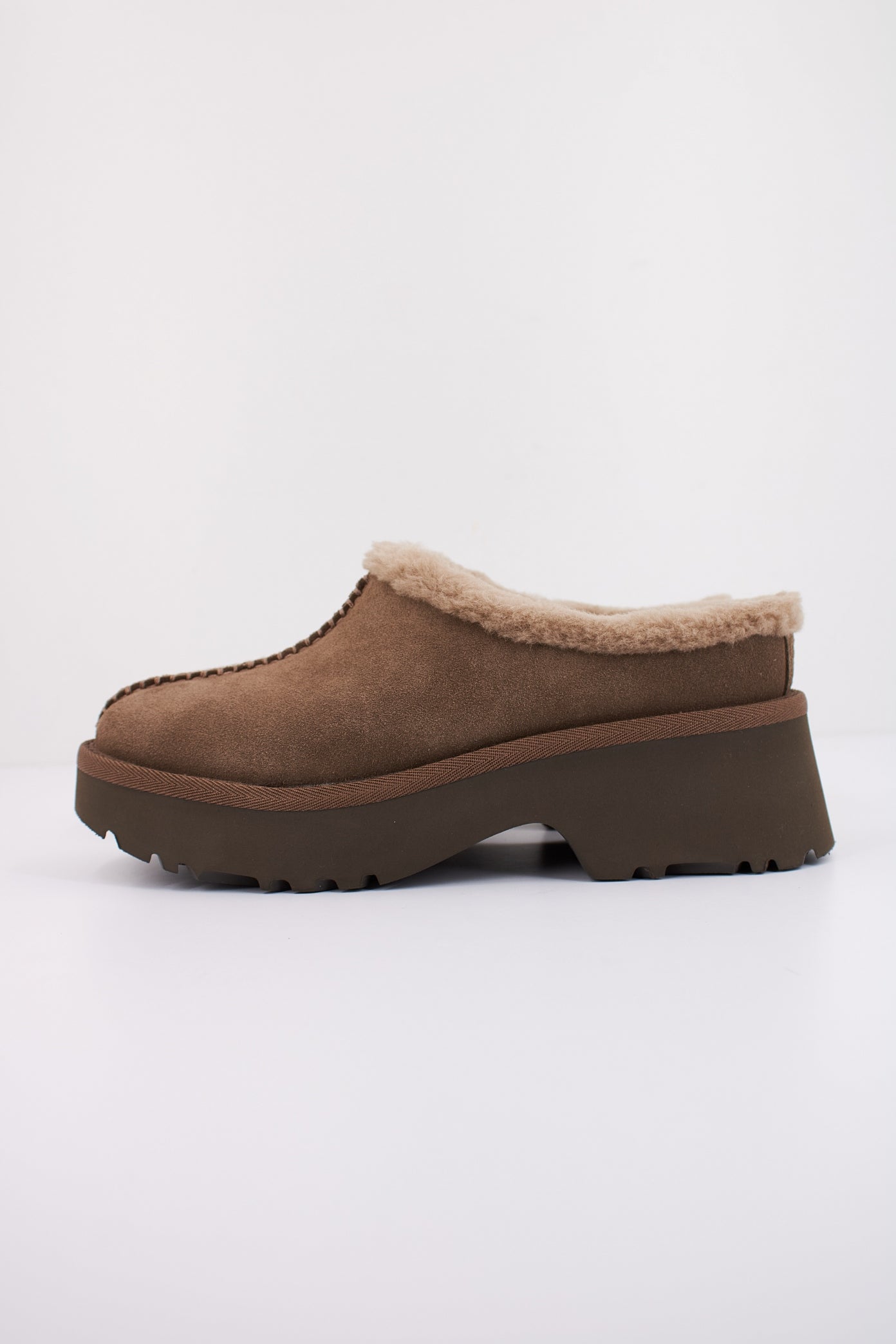 UGG NEW HEIGHTS COZY CLOG en color MARRON  (1)