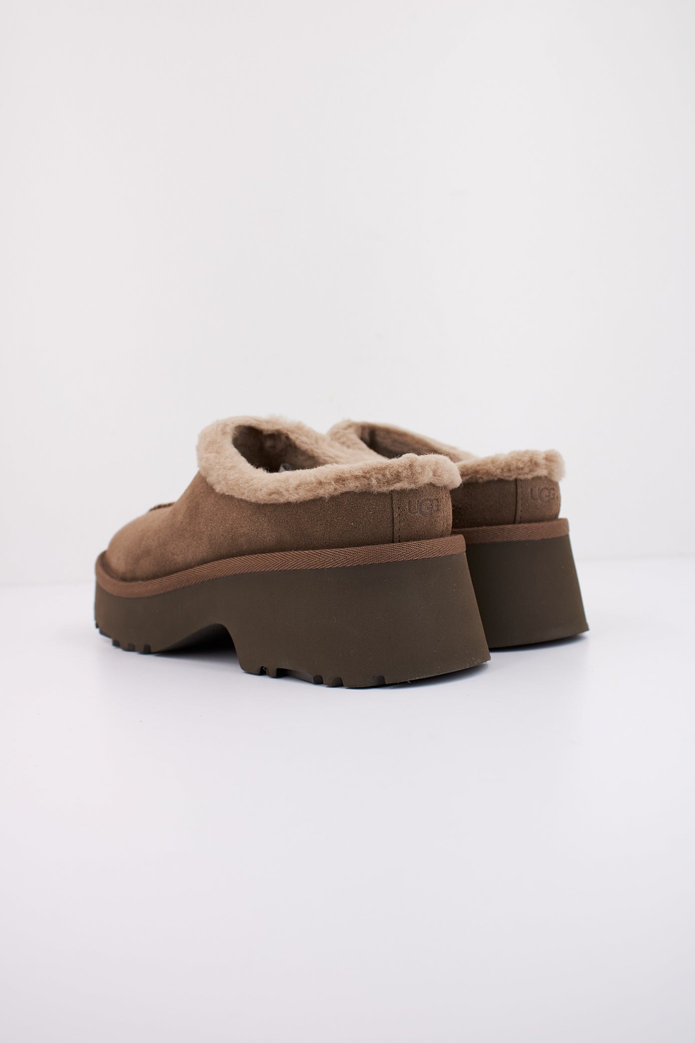 UGG NEW HEIGHTS COZY CLOG en color MARRON  (4)