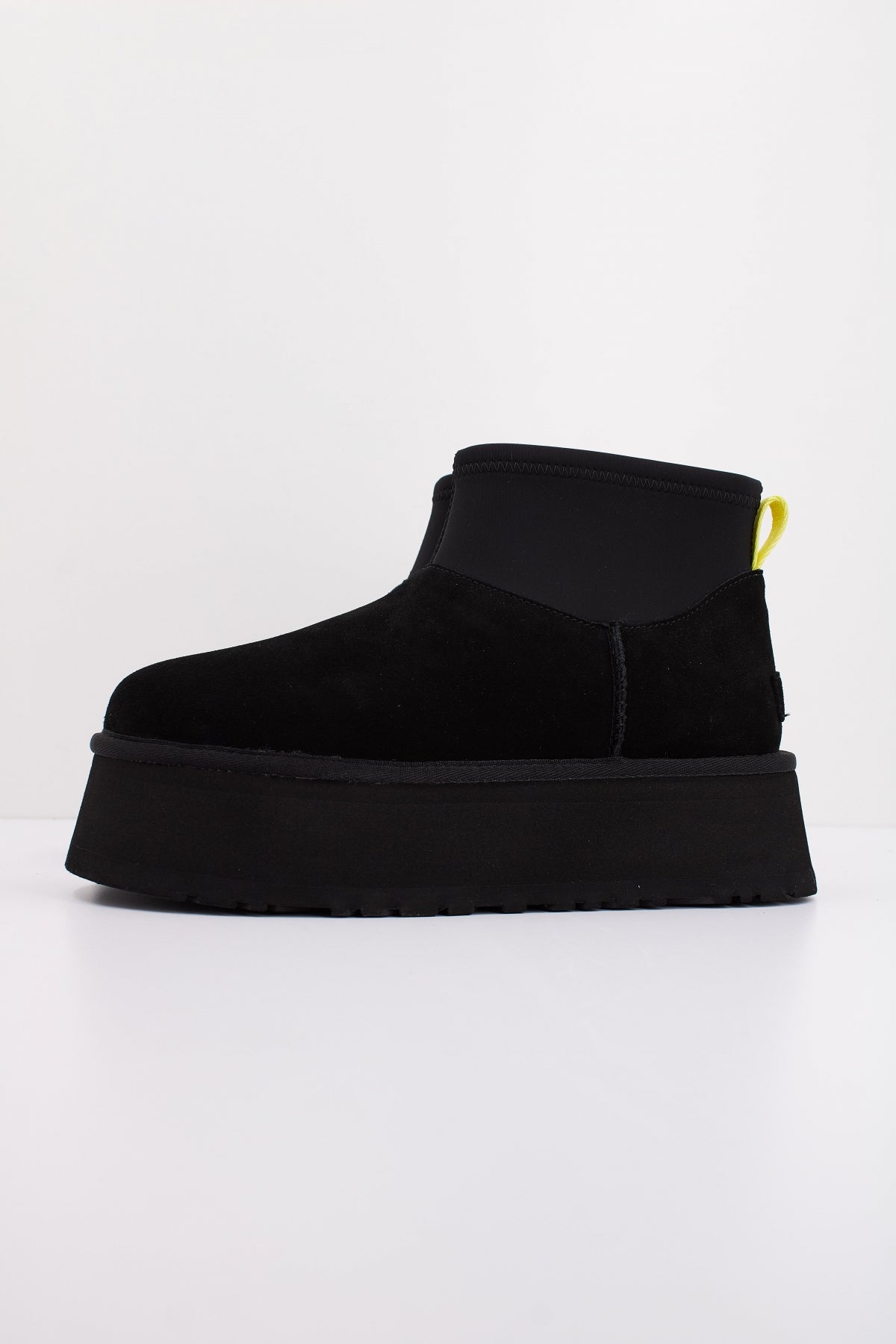 UGG CLASSIC MINI DIPPER en color NEGRO  (1)