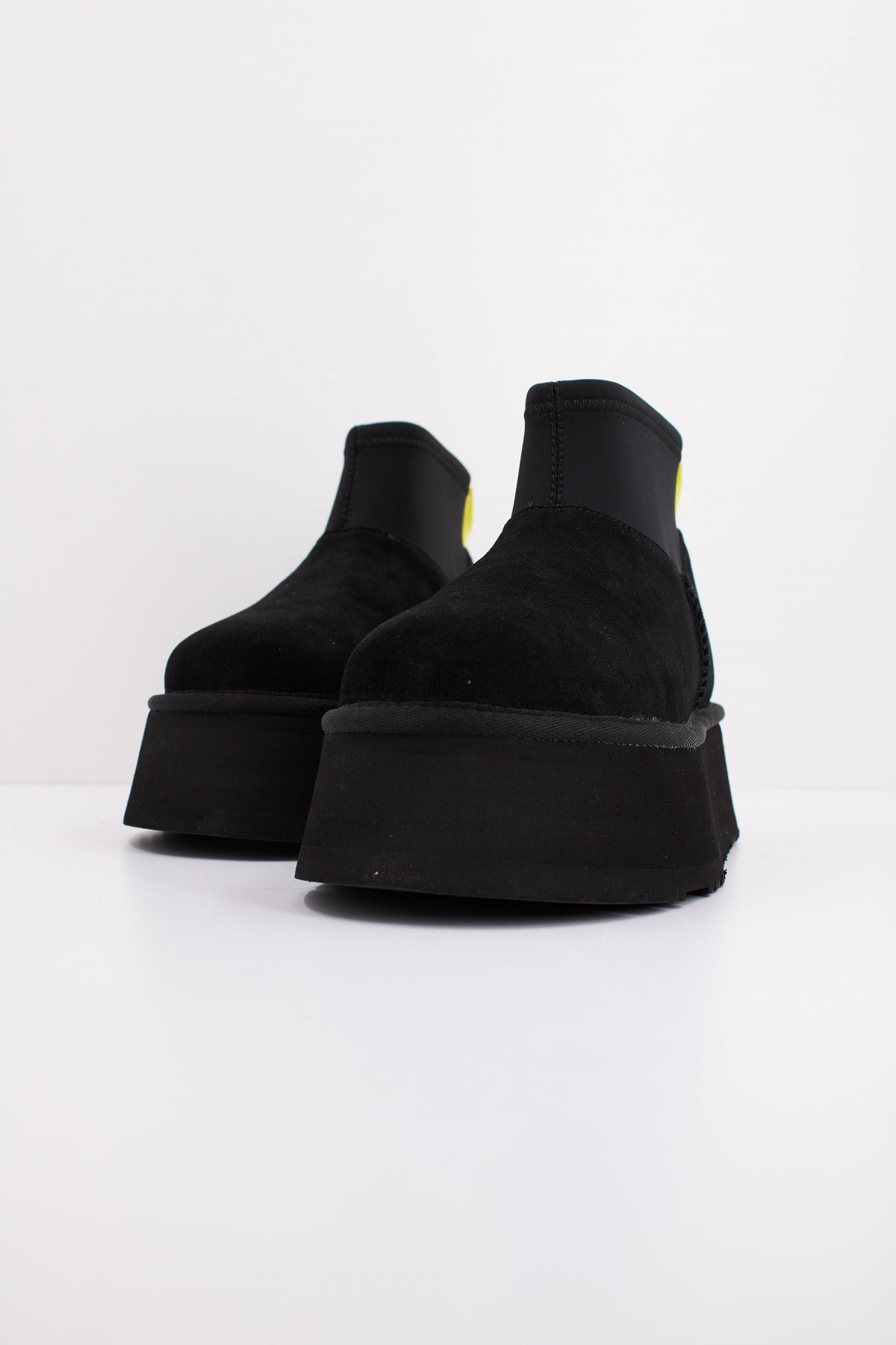 UGG CLASSIC MINI DIPPER en color NEGRO  (2)