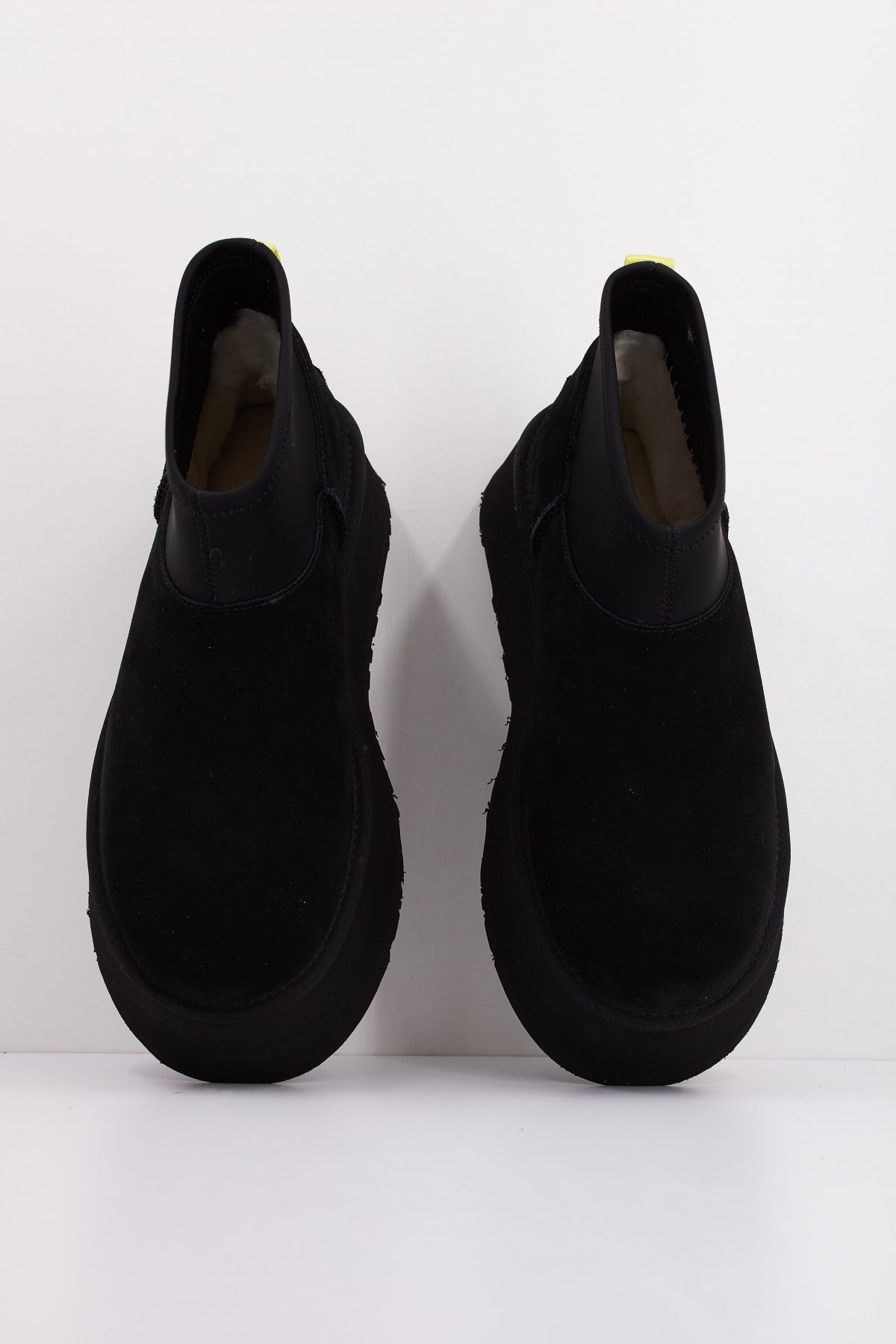 UGG CLASSIC MINI DIPPER en color NEGRO  (3)