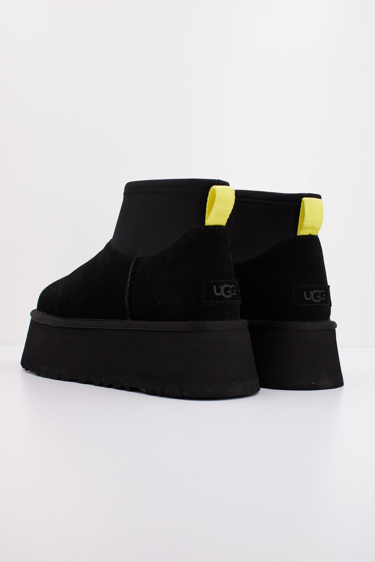 UGG CLASSIC MINI DIPPER en color NEGRO  (4)