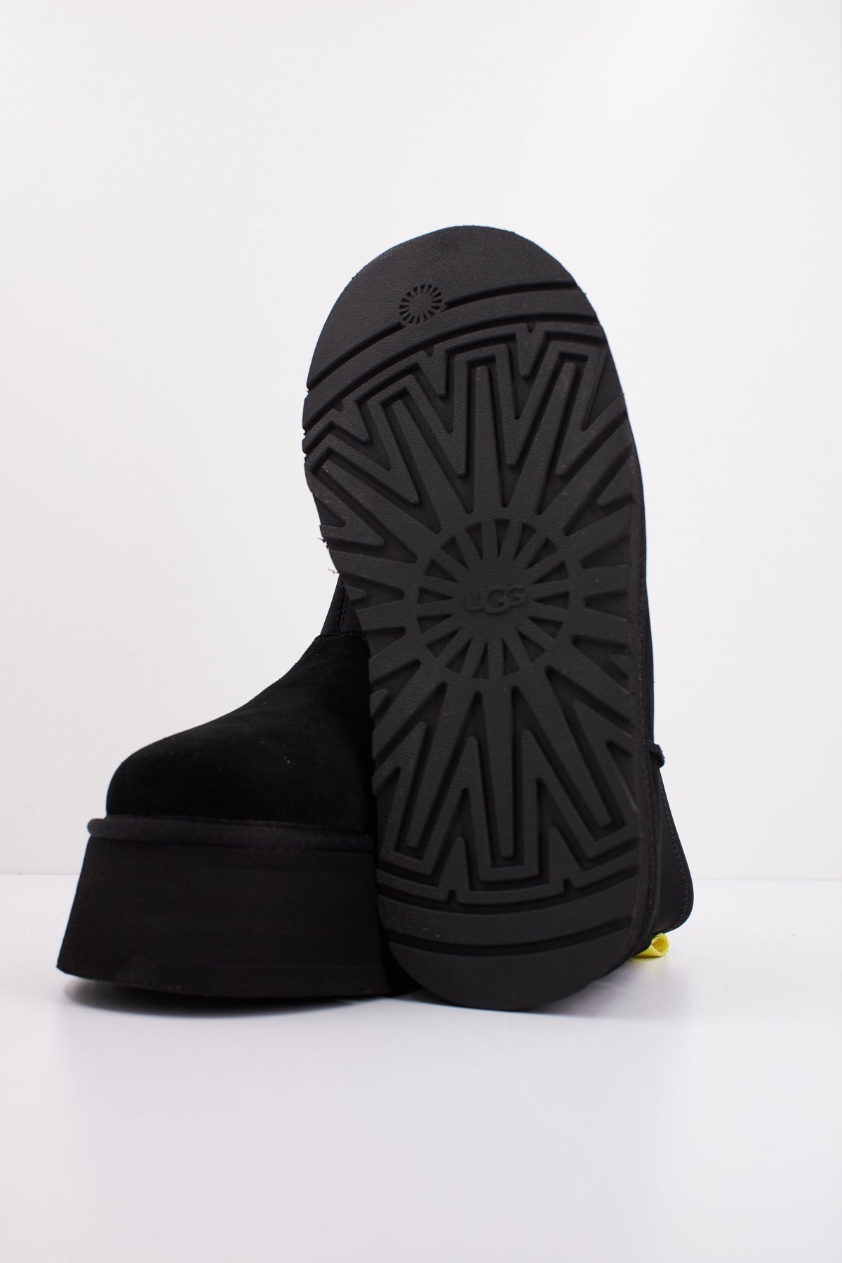 UGG CLASSIC MINI DIPPER en color NEGRO  (5)