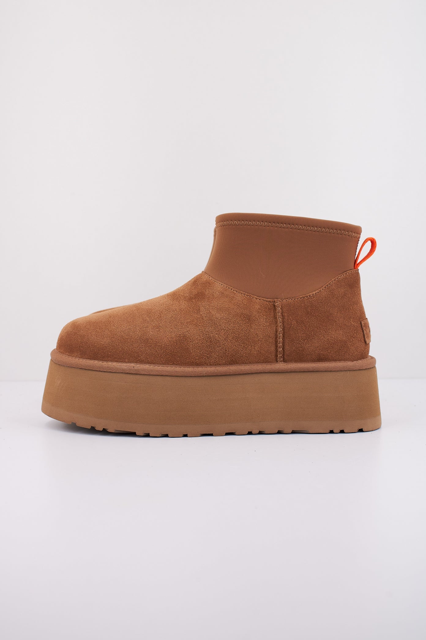 UGG CLASSIC MINI DIPPER en color MARRON  (1)