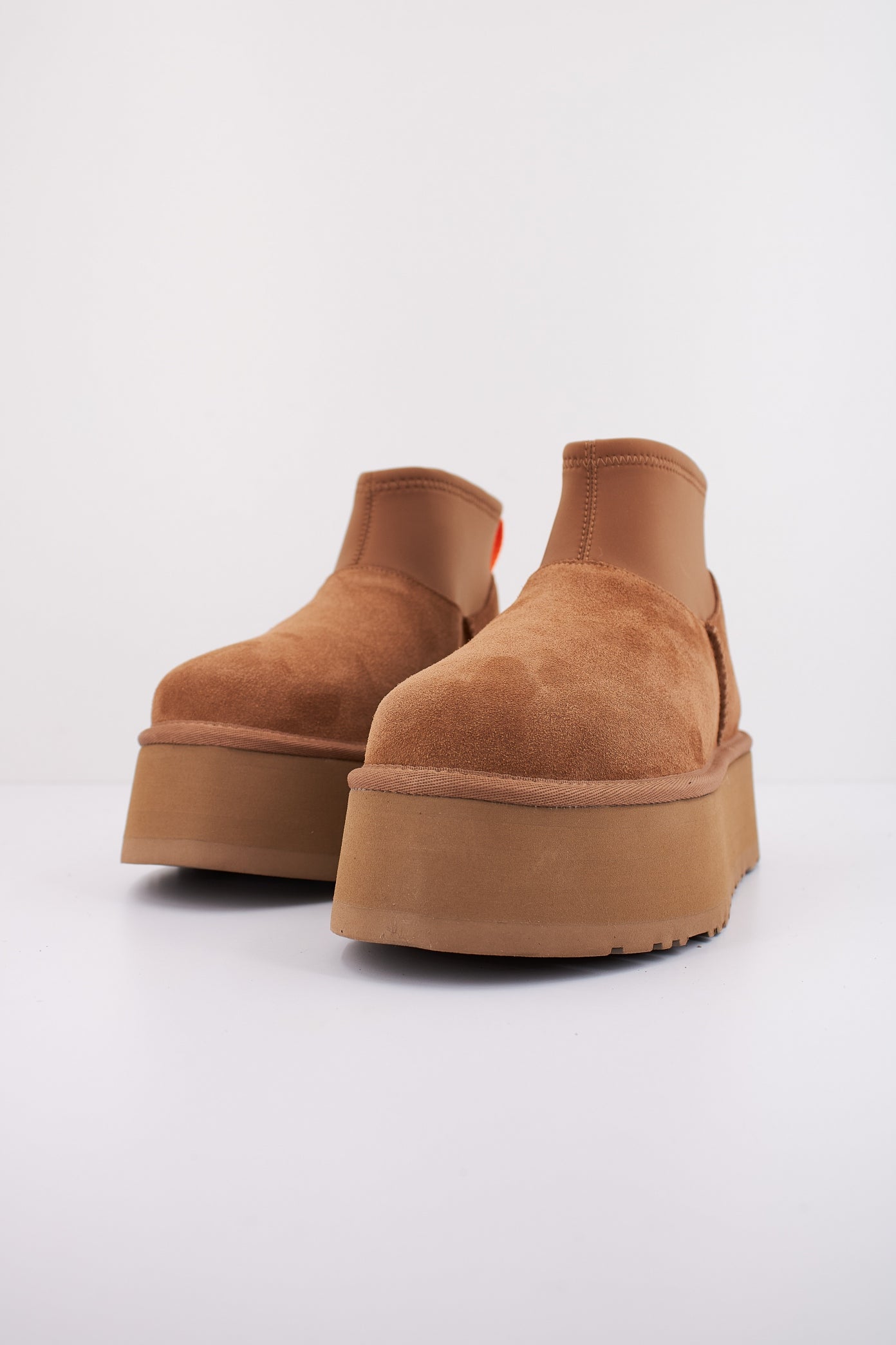 UGG CLASSIC MINI DIPPER en color MARRON  (2)