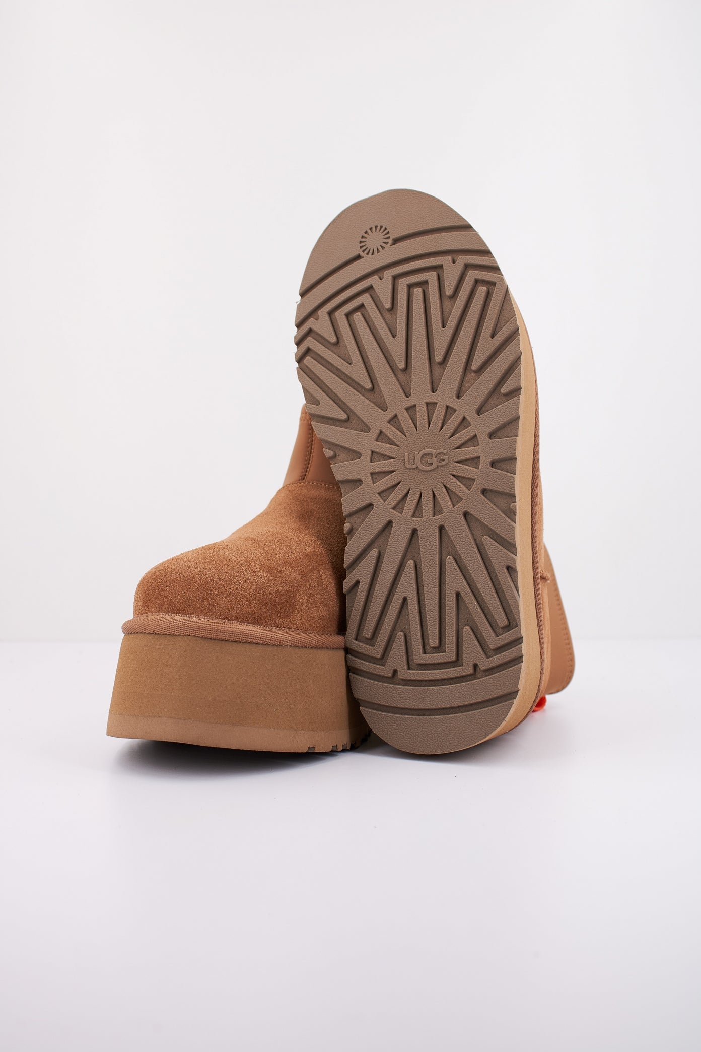 UGG CLASSIC MINI DIPPER en color MARRON  (5)