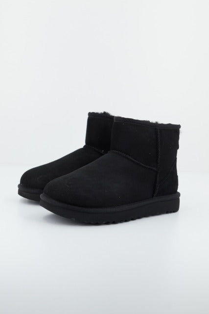 UGG UGG CLASSIC MINI en color NEGRO  (1)